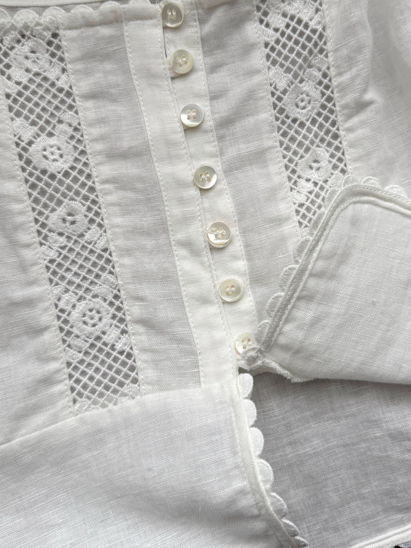 现货‼️‼️/绣花系扣背心✨镂空刺绣花边大圆领前系扣休闲上衣，水溶绣花交织的温柔灵动，领口、夹圈、下围一