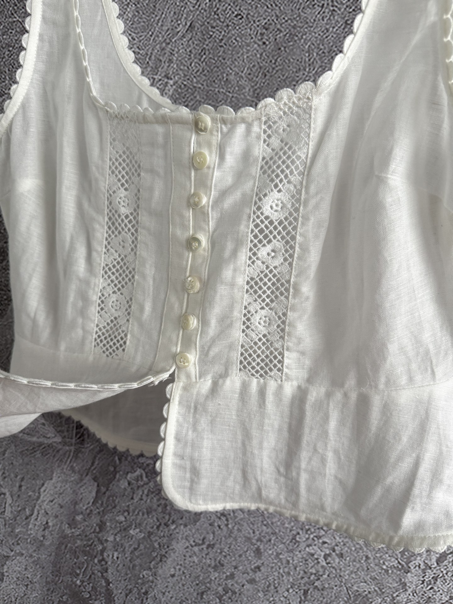 现货‼️‼️/绣花系扣背心✨镂空刺绣花边大圆领前系扣休闲上衣，水溶绣花交织的温柔灵动，领口、夹圈、下围一