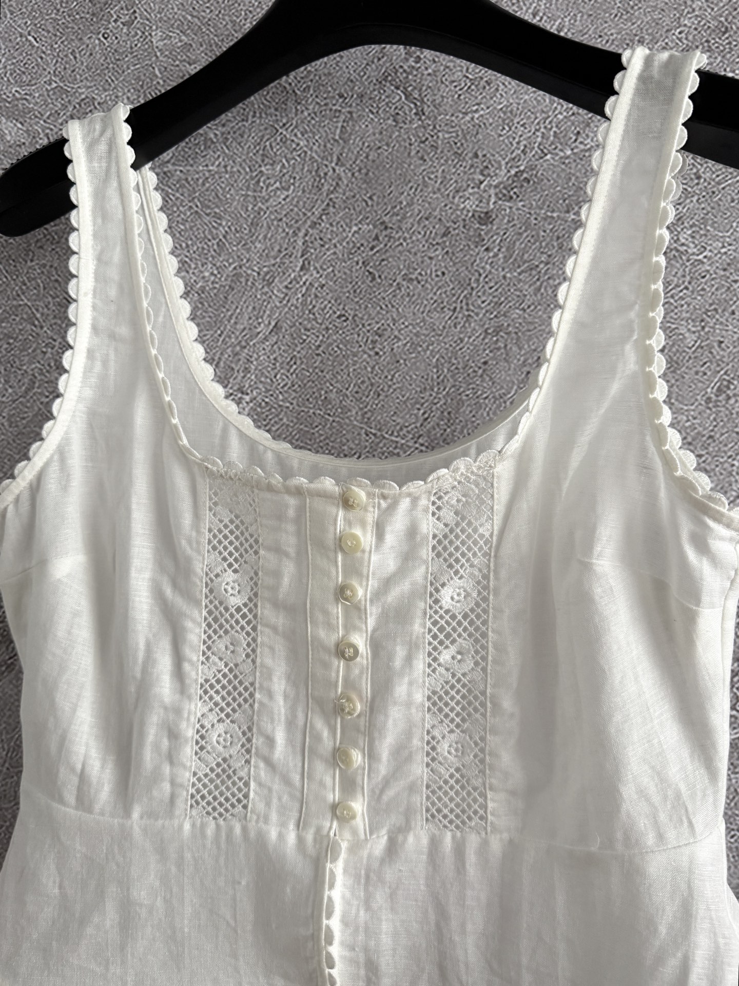 现货‼️‼️/绣花系扣背心✨镂空刺绣花边大圆领前系扣休闲上衣，水溶绣花交织的温柔灵动，领口、夹圈、下围一