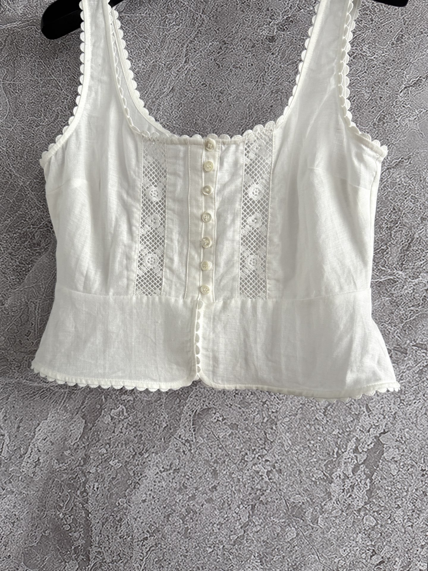 现货‼️‼️/绣花系扣背心✨镂空刺绣花边大圆领前系扣休闲上衣，水溶绣花交织的温柔灵动，领口、夹圈、下围一