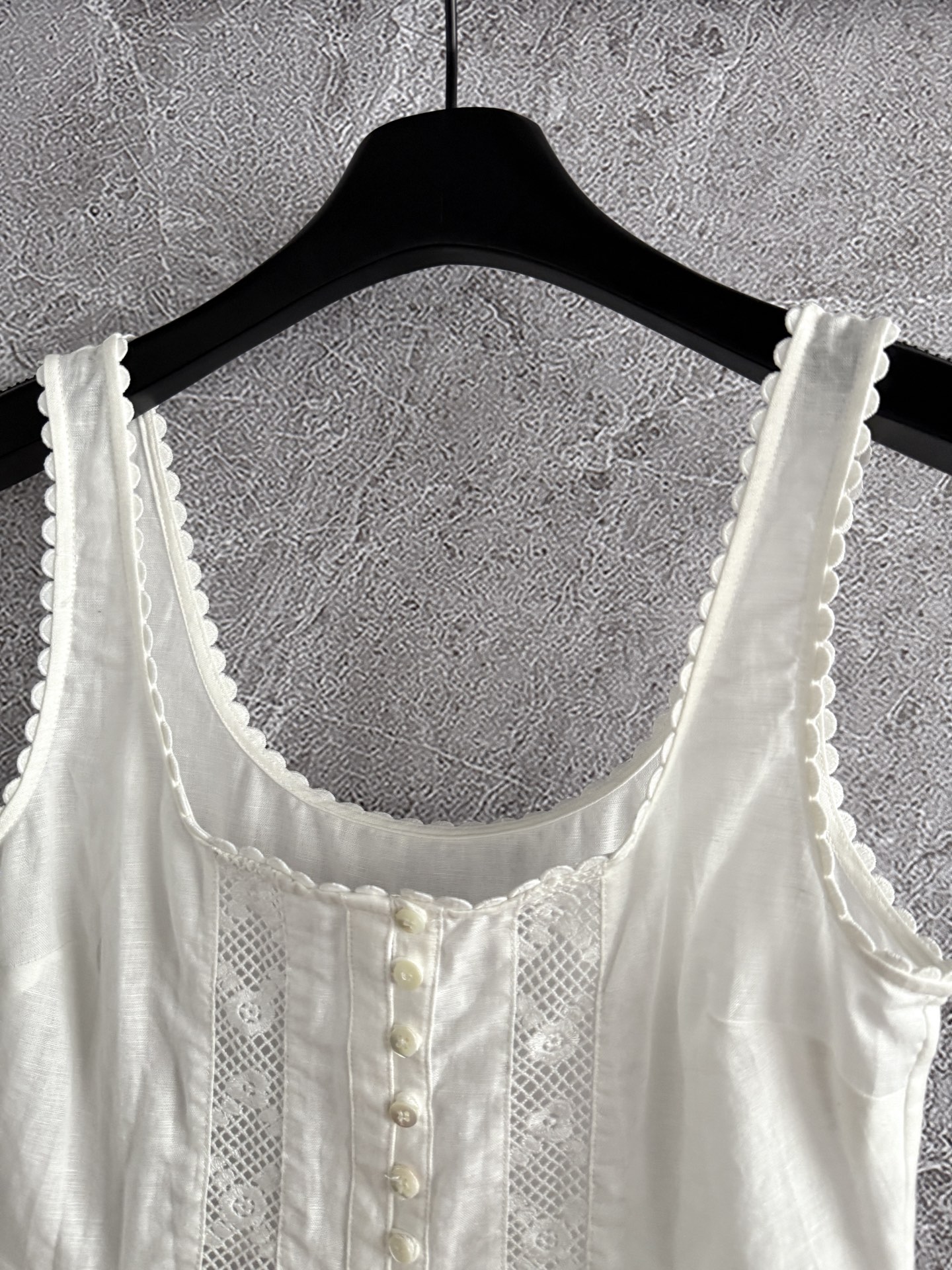 现货‼️‼️/绣花系扣背心✨镂空刺绣花边大圆领前系扣休闲上衣，水溶绣花交织的温柔灵动，领口、夹圈、下围一