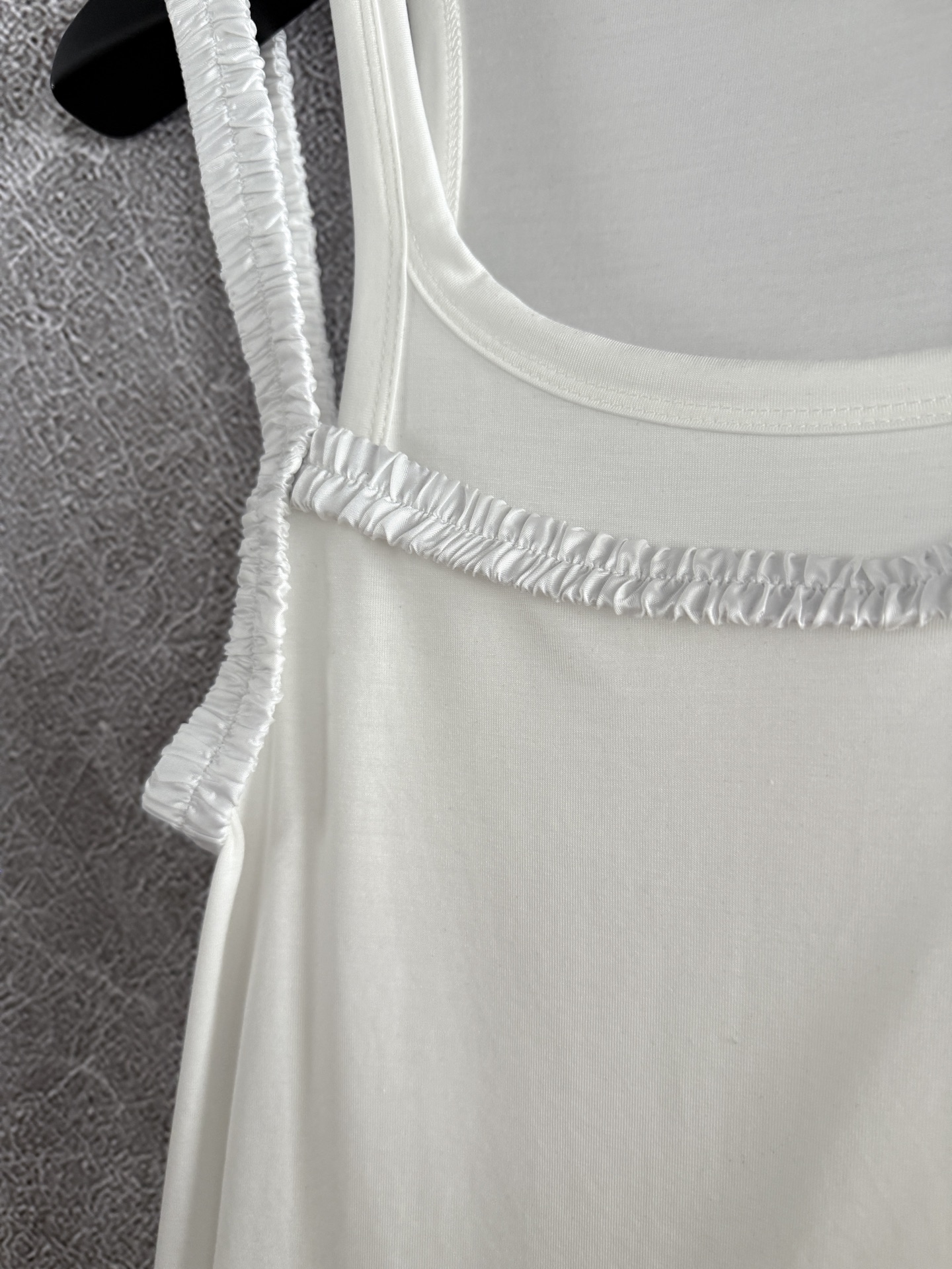 现货‼️‼️/清爽层叠背心✨轻薄丝光棉质，让基础款式脱俗，不会像一般背心那么家居味，突出时尚感和适宜感，