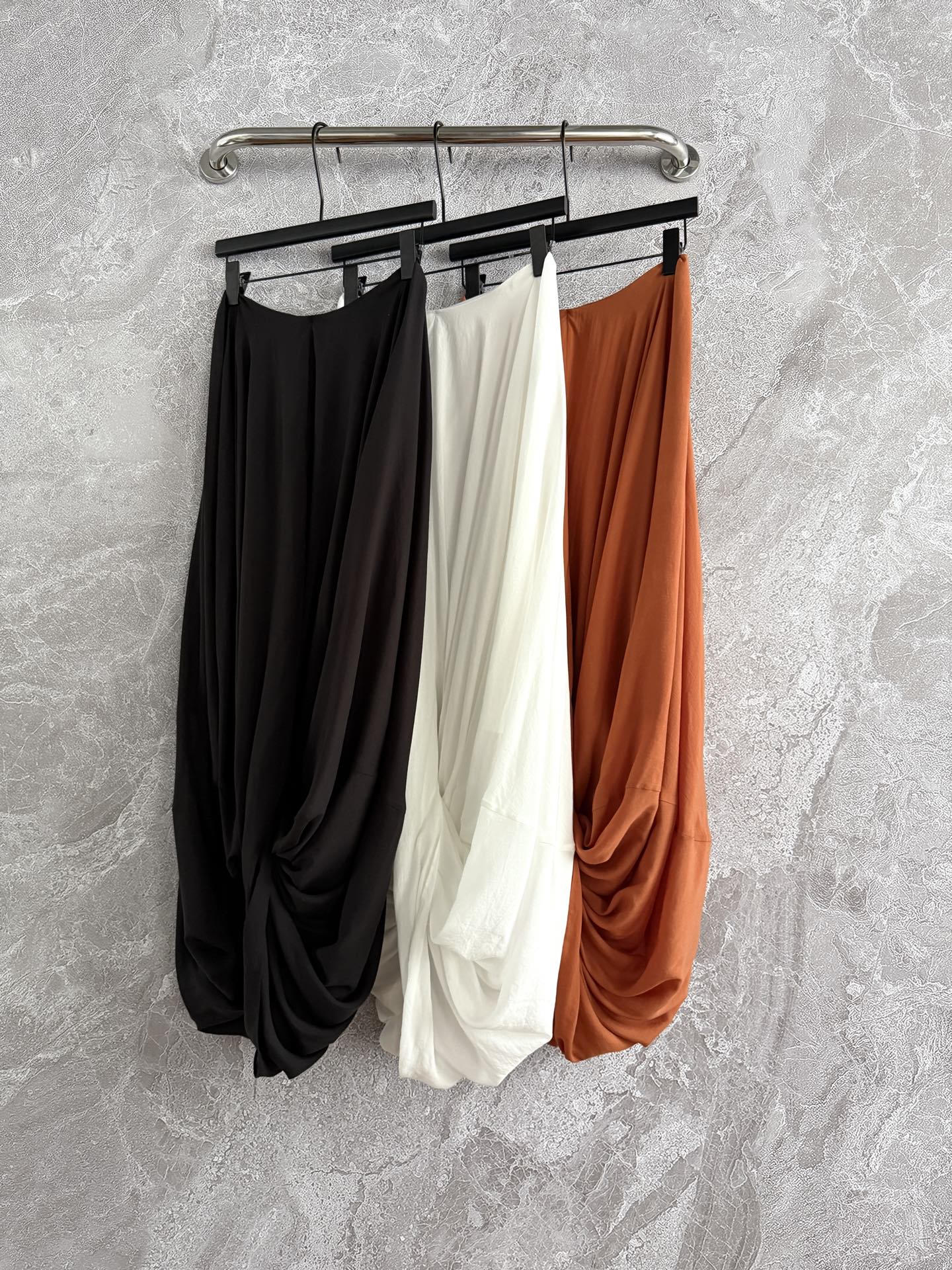 现货‼️‼️/茧型扭转层叠半裙✨采用天丝棉面料制作，做了水洗的工艺，质感是很糯的，棉纱支数非常细，轻薄的