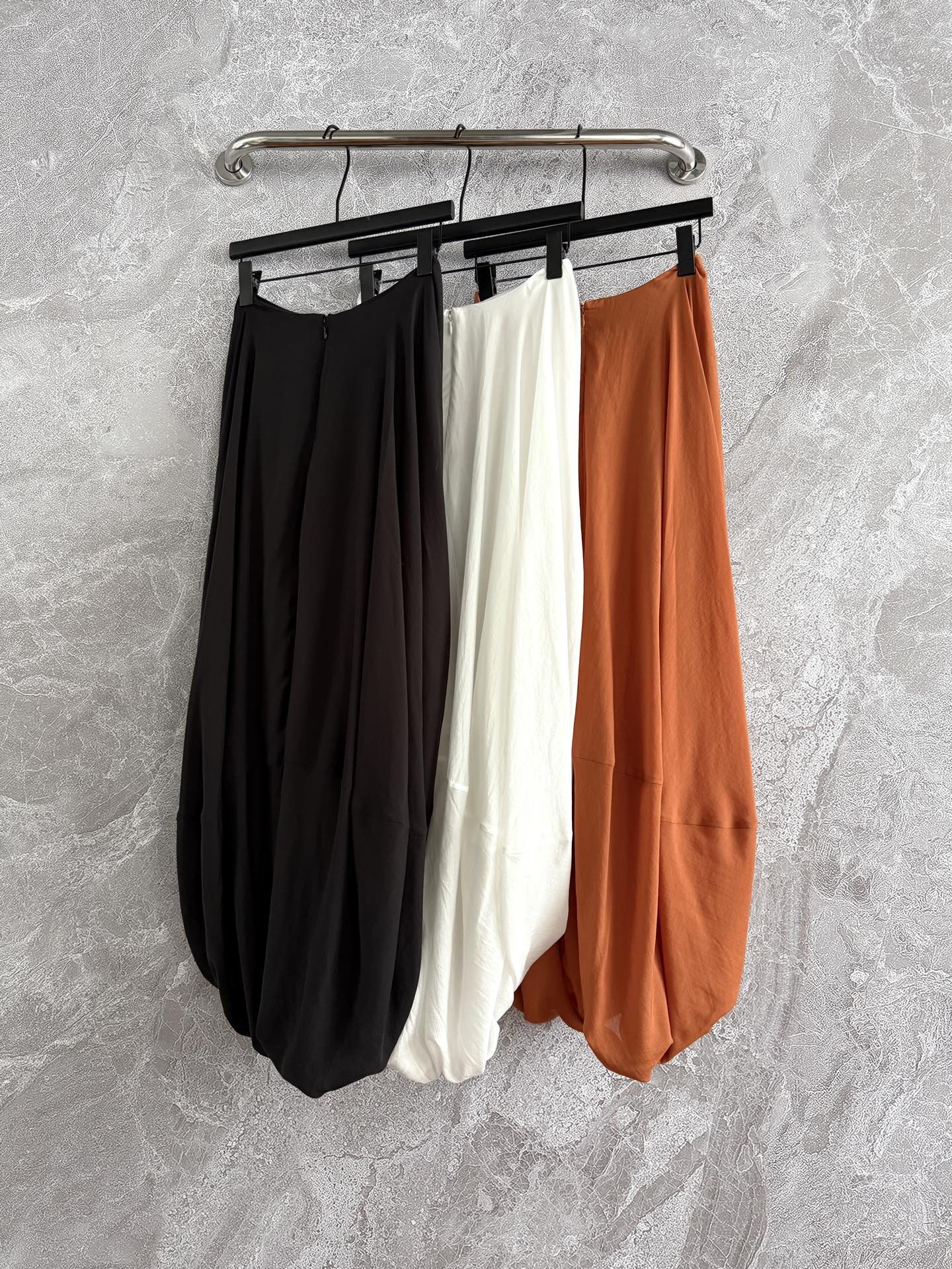 现货‼️‼️/茧型扭转层叠半裙✨采用天丝棉面料制作，做了水洗的工艺，质感是很糯的，棉纱支数非常细，轻薄的