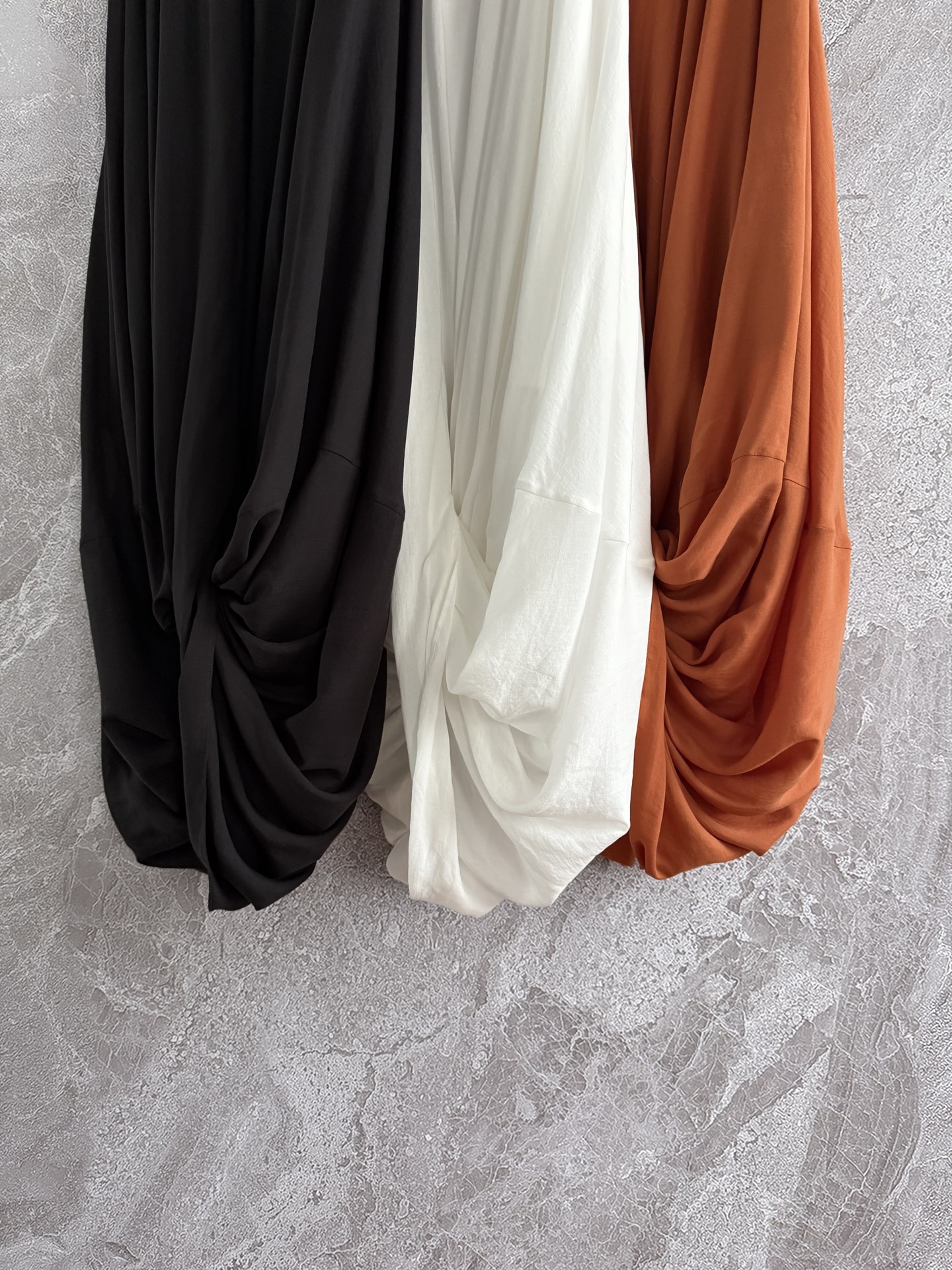 现货‼️‼️/茧型扭转层叠半裙✨采用天丝棉面料制作，做了水洗的工艺，质感是很糯的，棉纱支数非常细，轻薄的