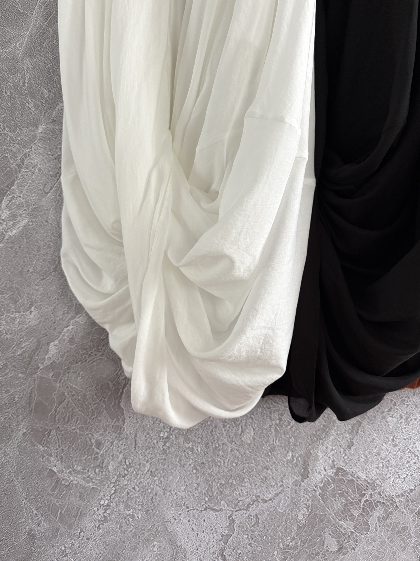 现货‼️‼️/茧型扭转层叠半裙✨采用天丝棉面料制作，做了水洗的工艺，质感是很糯的，棉纱支数非常细，轻薄的