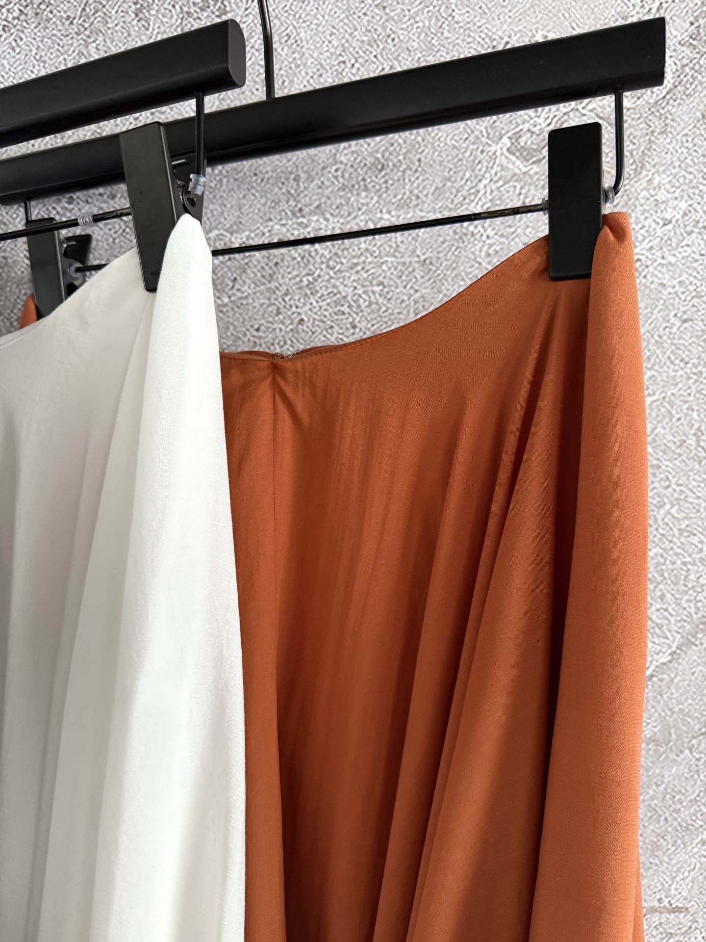 现货‼️‼️/茧型扭转层叠半裙✨采用天丝棉面料制作，做了水洗的工艺，质感是很糯的，棉纱支数非常细，轻薄的