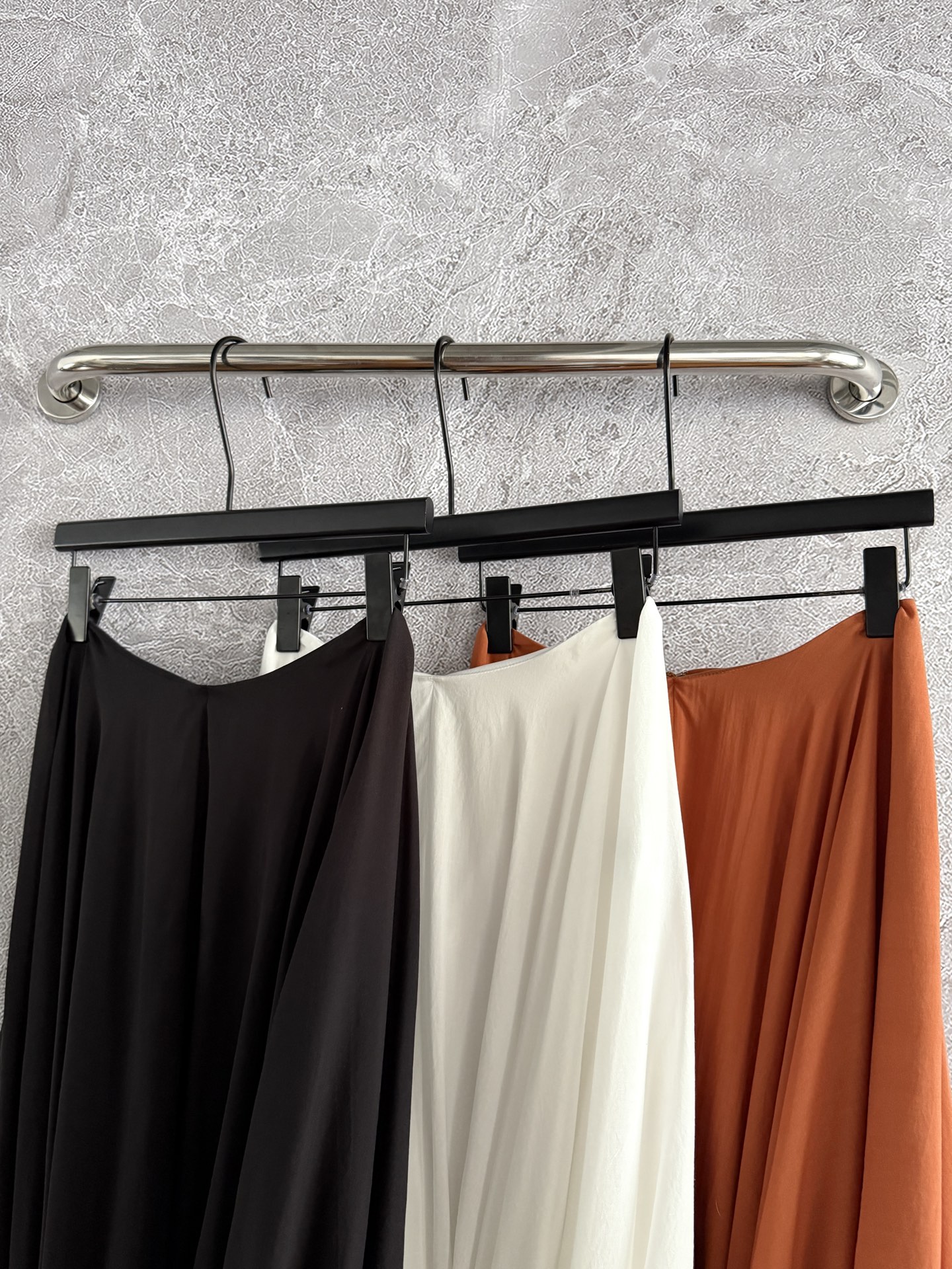 现货‼️‼️/茧型扭转层叠半裙✨采用天丝棉面料制作，做了水洗的工艺，质感是很糯的，棉纱支数非常细，轻薄的