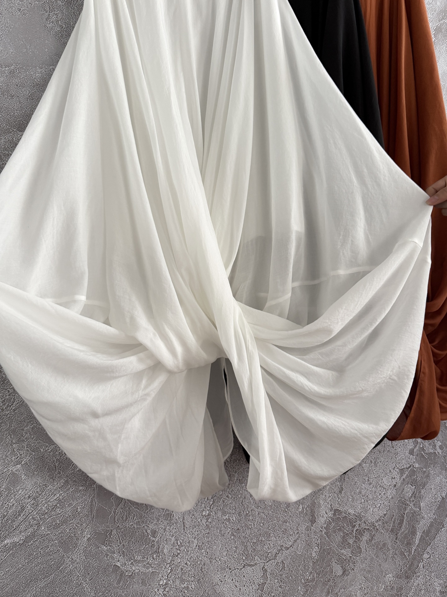 现货‼️‼️/茧型扭转层叠半裙✨采用天丝棉面料制作，做了水洗的工艺，质感是很糯的，棉纱支数非常细，轻薄的