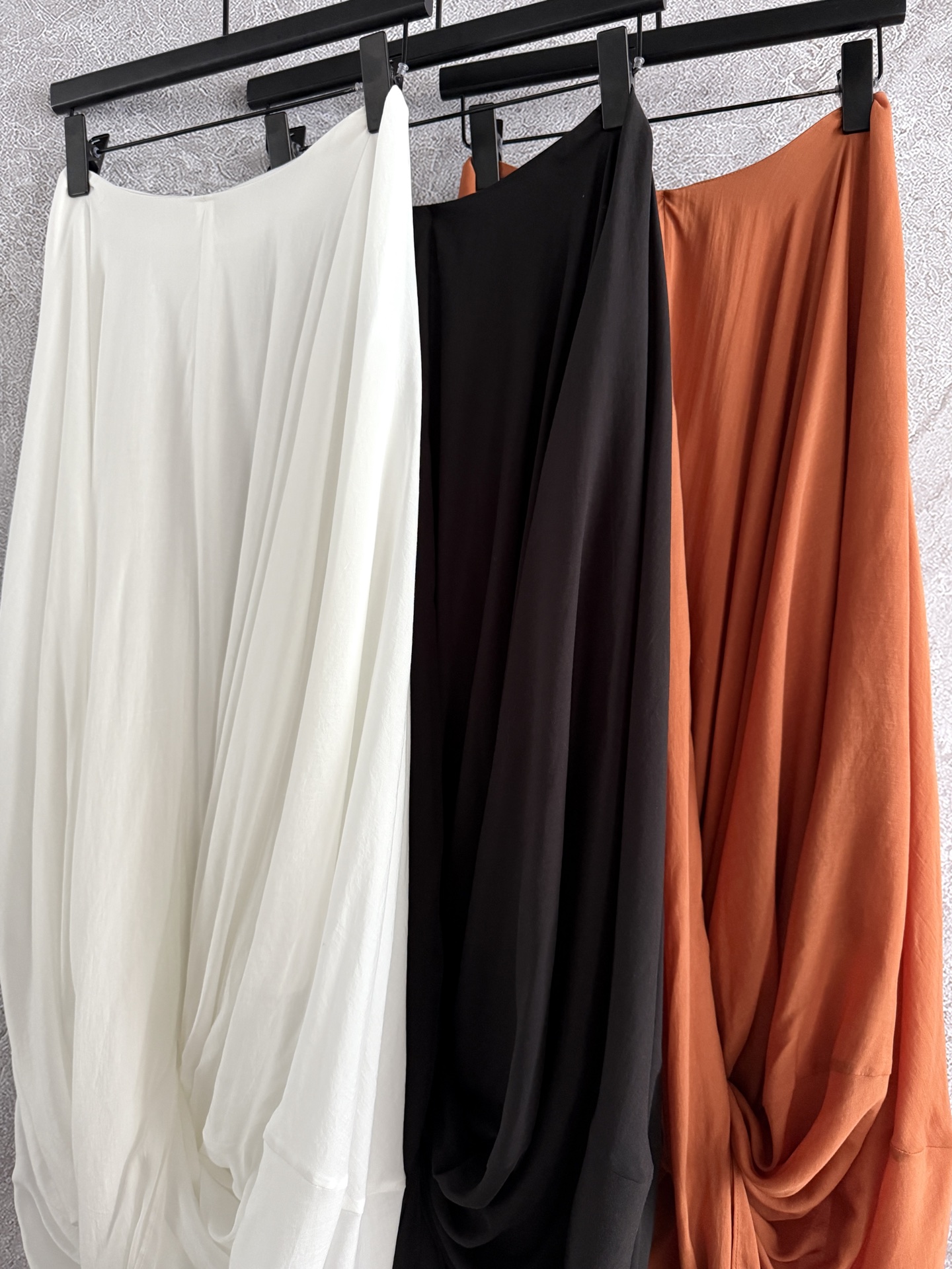 现货‼️‼️/茧型扭转层叠半裙✨采用天丝棉面料制作，做了水洗的工艺，质感是很糯的，棉纱支数非常细，轻薄的