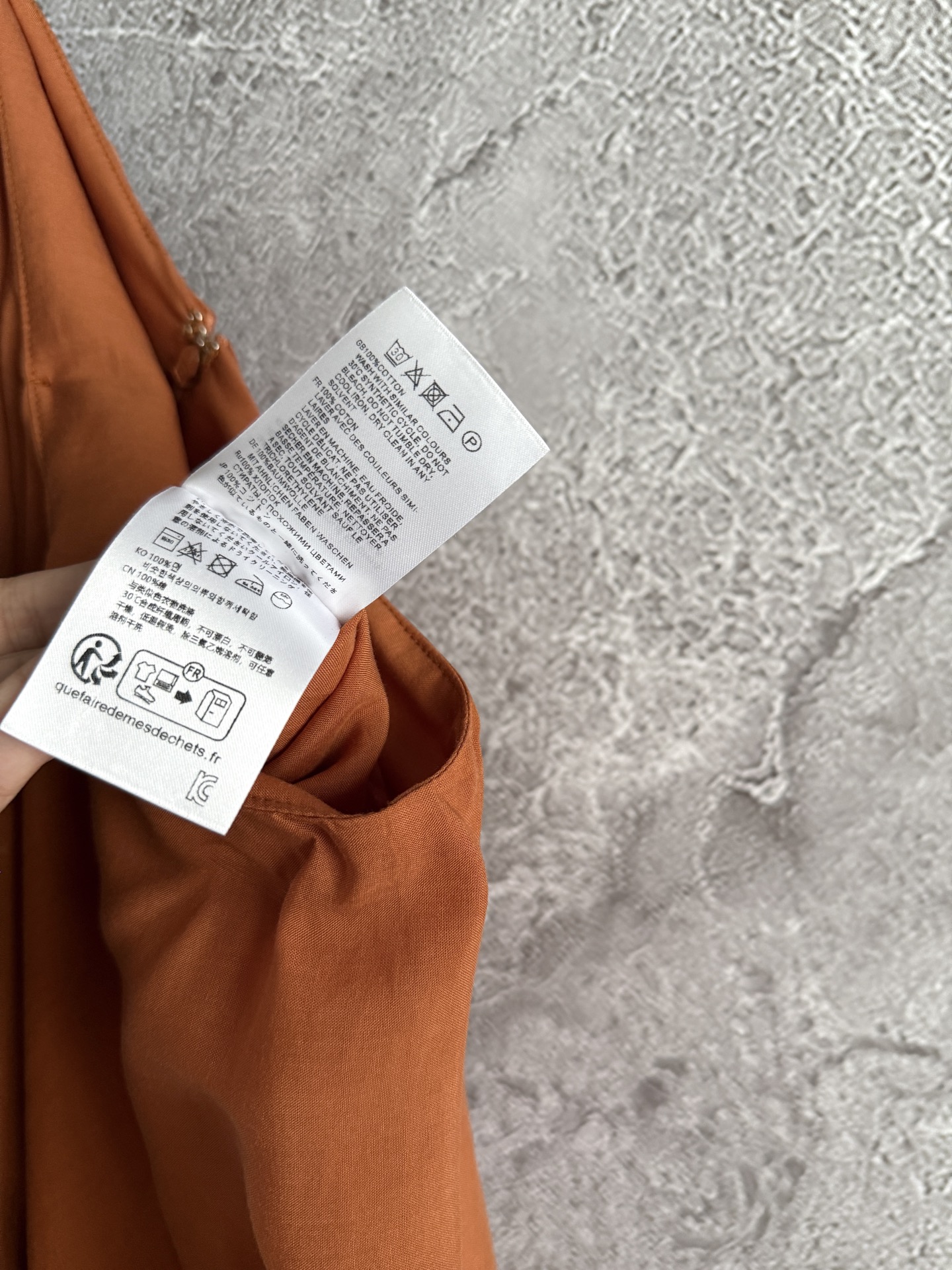 现货‼️‼️/茧型扭转层叠半裙✨采用天丝棉面料制作，做了水洗的工艺，质感是很糯的，棉纱支数非常细，轻薄的