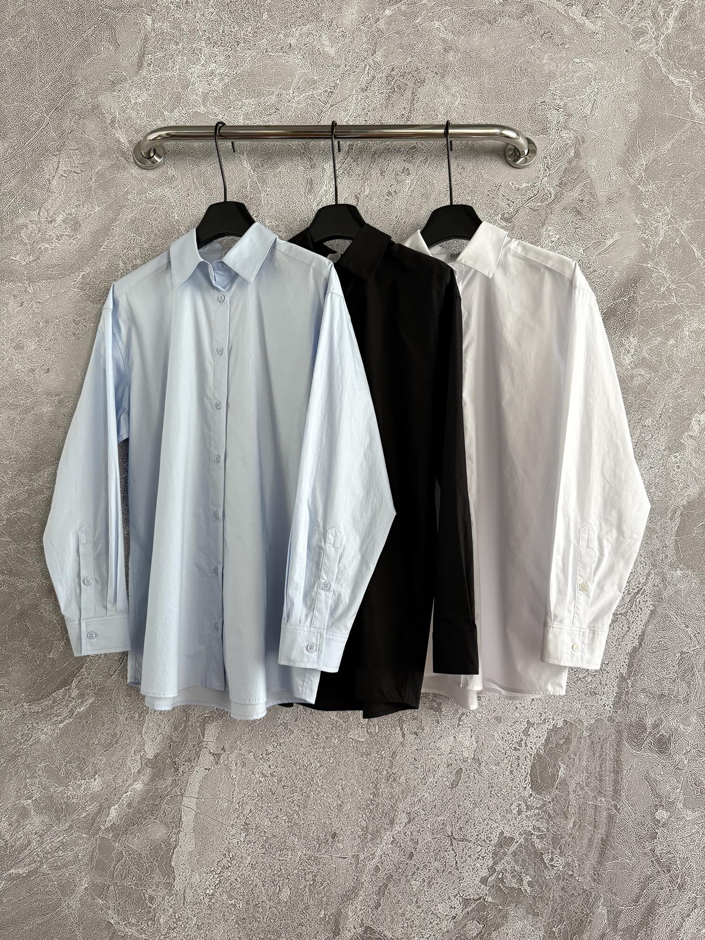 盐系宽松衬衫✨懒洋洋的look，完全可以拿去当防晒罩衫穿，滚磨水洗有机棉质，依然有筋且薄而有型，清爽夏天