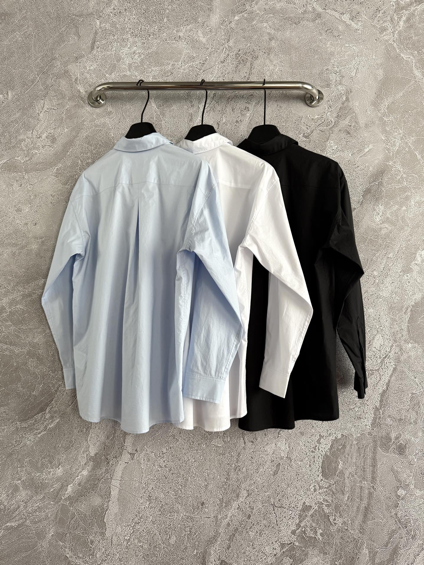 盐系宽松衬衫✨懒洋洋的look，完全可以拿去当防晒罩衫穿，滚磨水洗有机棉质，依然有筋且薄而有型，清爽夏天