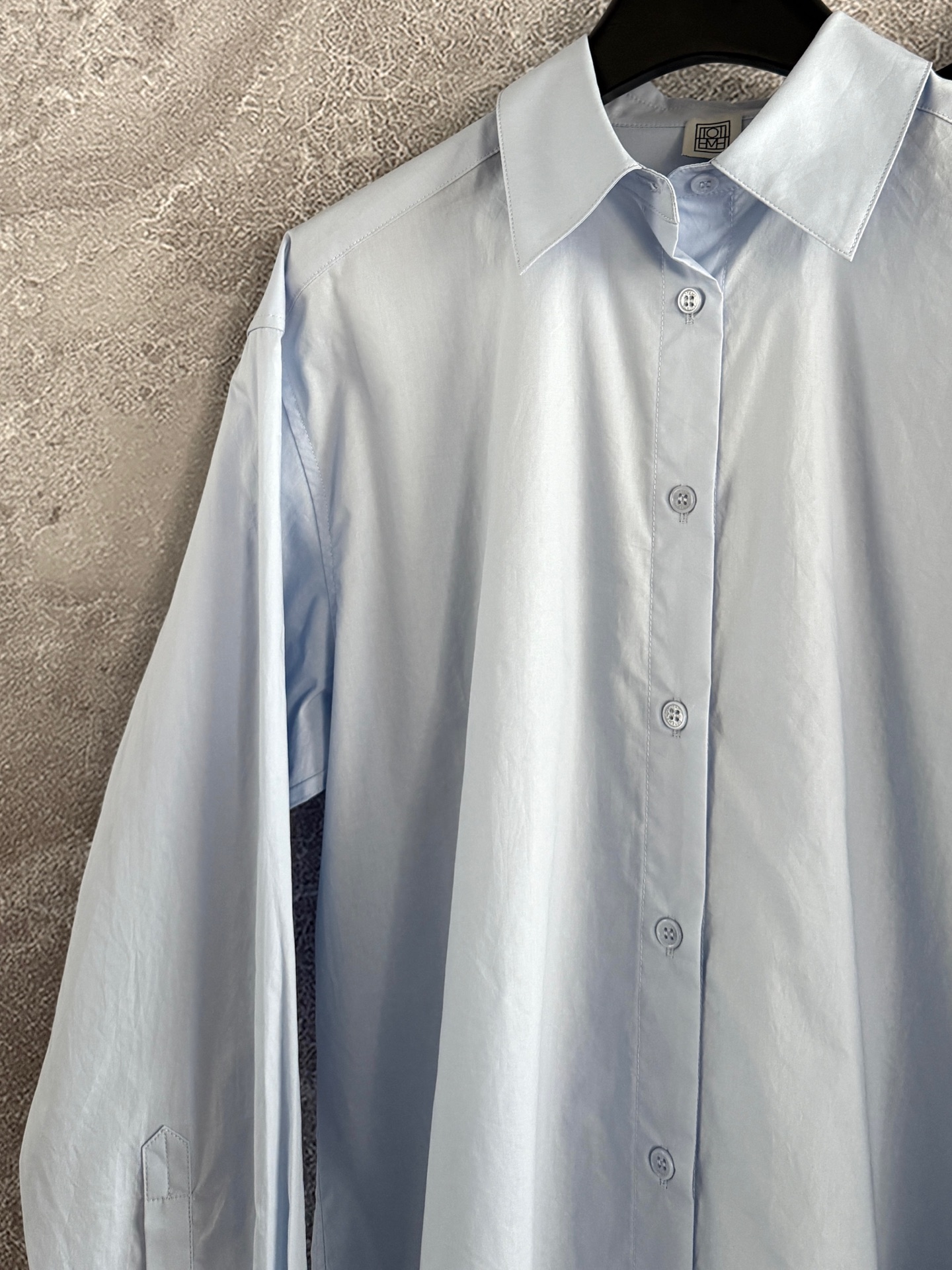 盐系宽松衬衫✨懒洋洋的look，完全可以拿去当防晒罩衫穿，滚磨水洗有机棉质，依然有筋且薄而有型，清爽夏天