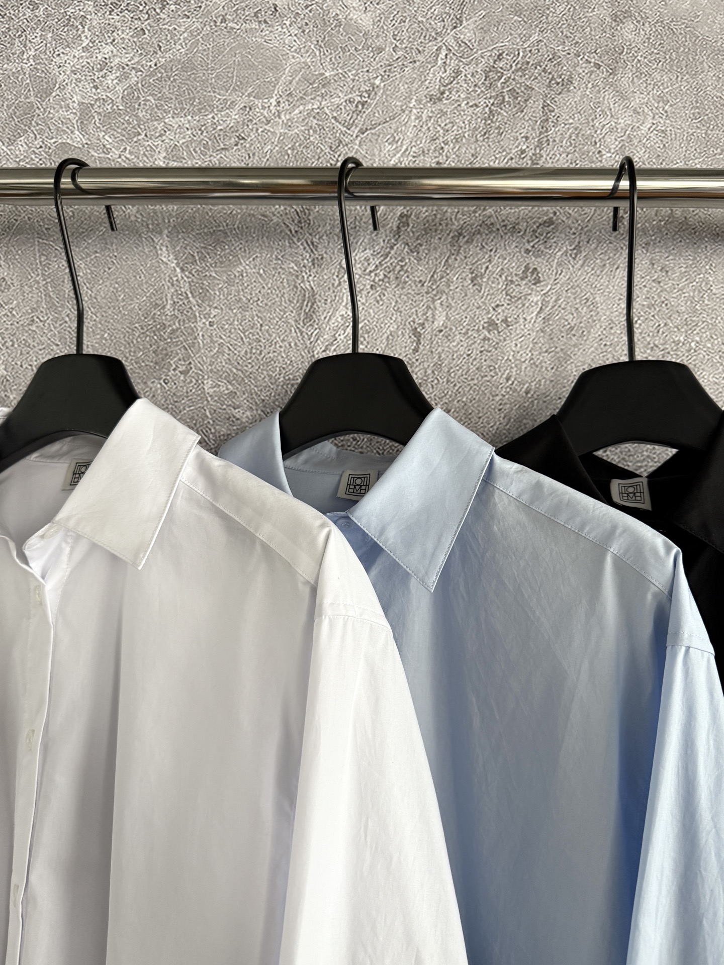 盐系宽松衬衫✨懒洋洋的look，完全可以拿去当防晒罩衫穿，滚磨水洗有机棉质，依然有筋且薄而有型，清爽夏天