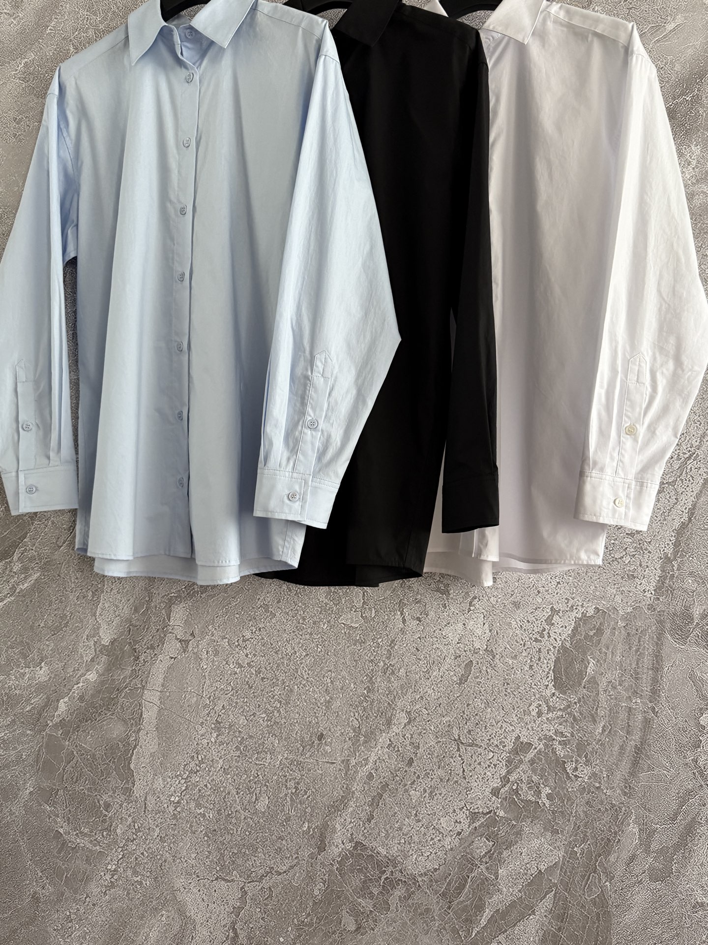 盐系宽松衬衫✨懒洋洋的look，完全可以拿去当防晒罩衫穿，滚磨水洗有机棉质，依然有筋且薄而有型，清爽夏天