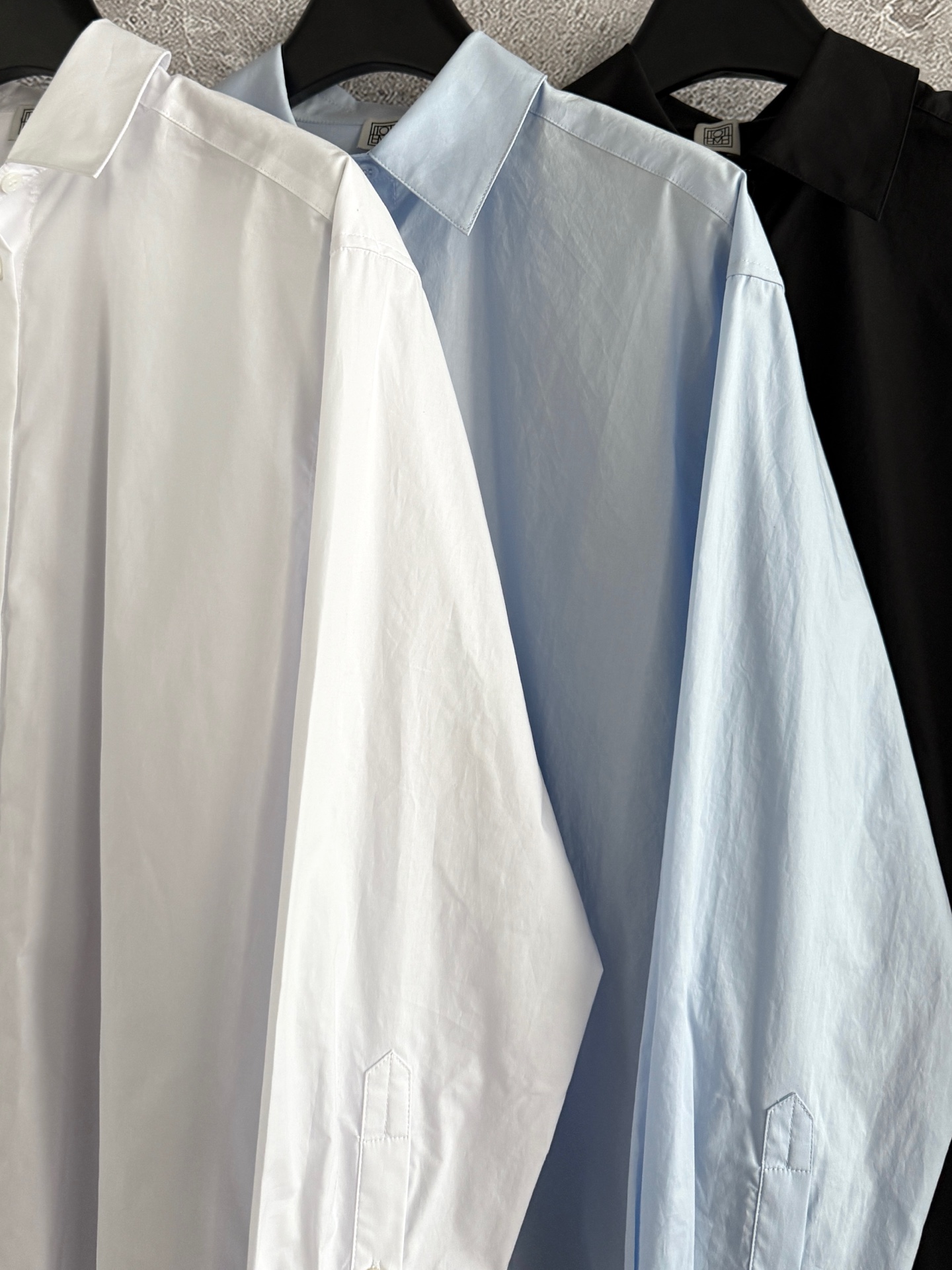 盐系宽松衬衫✨懒洋洋的look，完全可以拿去当防晒罩衫穿，滚磨水洗有机棉质，依然有筋且薄而有型，清爽夏天