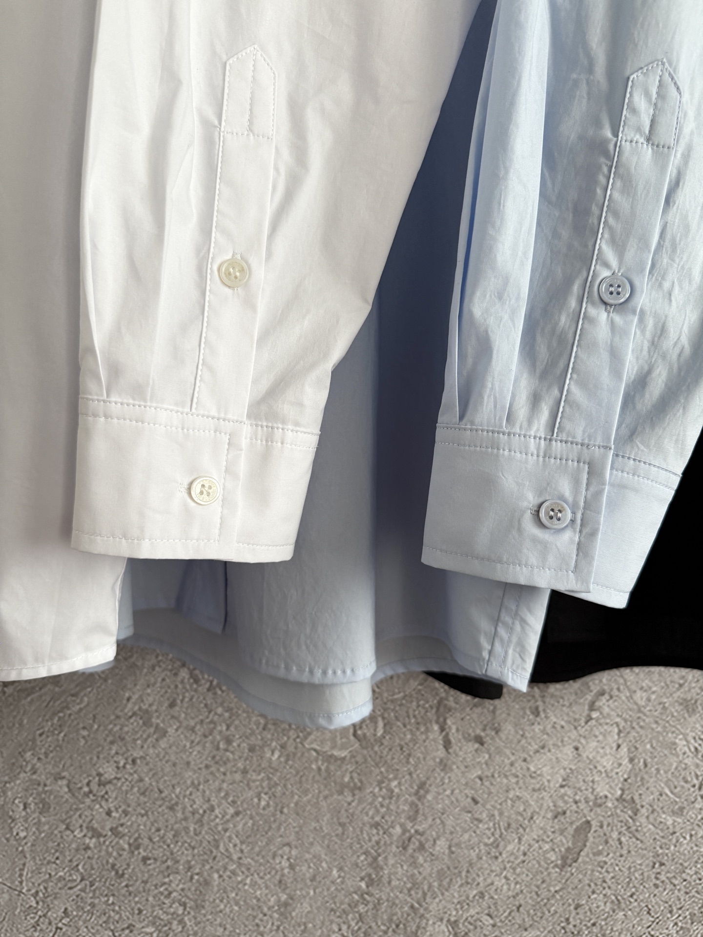 盐系宽松衬衫✨懒洋洋的look，完全可以拿去当防晒罩衫穿，滚磨水洗有机棉质，依然有筋且薄而有型，清爽夏天