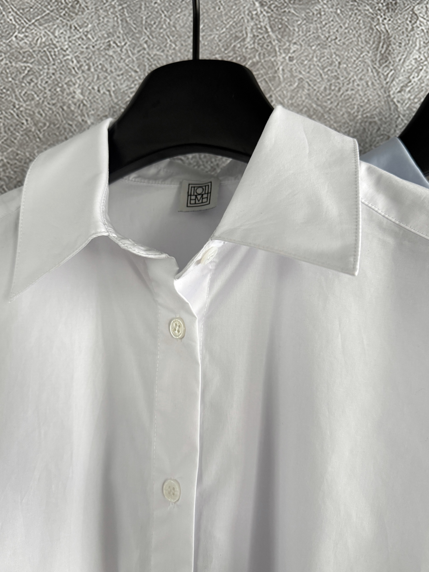 盐系宽松衬衫✨懒洋洋的look，完全可以拿去当防晒罩衫穿，滚磨水洗有机棉质，依然有筋且薄而有型，清爽夏天