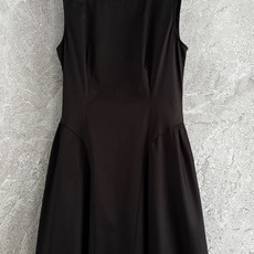 帆船领大摆连衣裙✨Elsa Hosk超模身着Helsa自有品牌连衣裙,帆船方领与掐腰设计,看着纯色的吧普 帆船领大摆连衣裙✨Elsa Hosk超模身着Helsa自有品牌连衣裙,帆船方领与掐腰设计,看着纯色的吧普