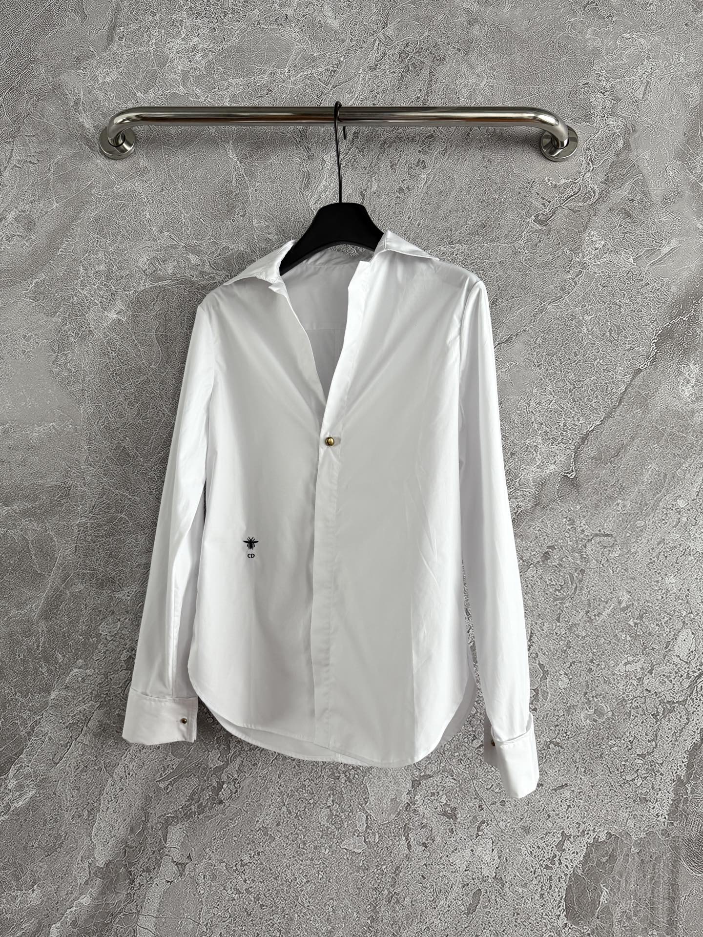 现货‼️‼️🛒款号8/低胸领白衬衫✨这个纽扣真的蛮特别，好像个小金豆子，一眼就被这纽扣吸引到，衬衫也是个