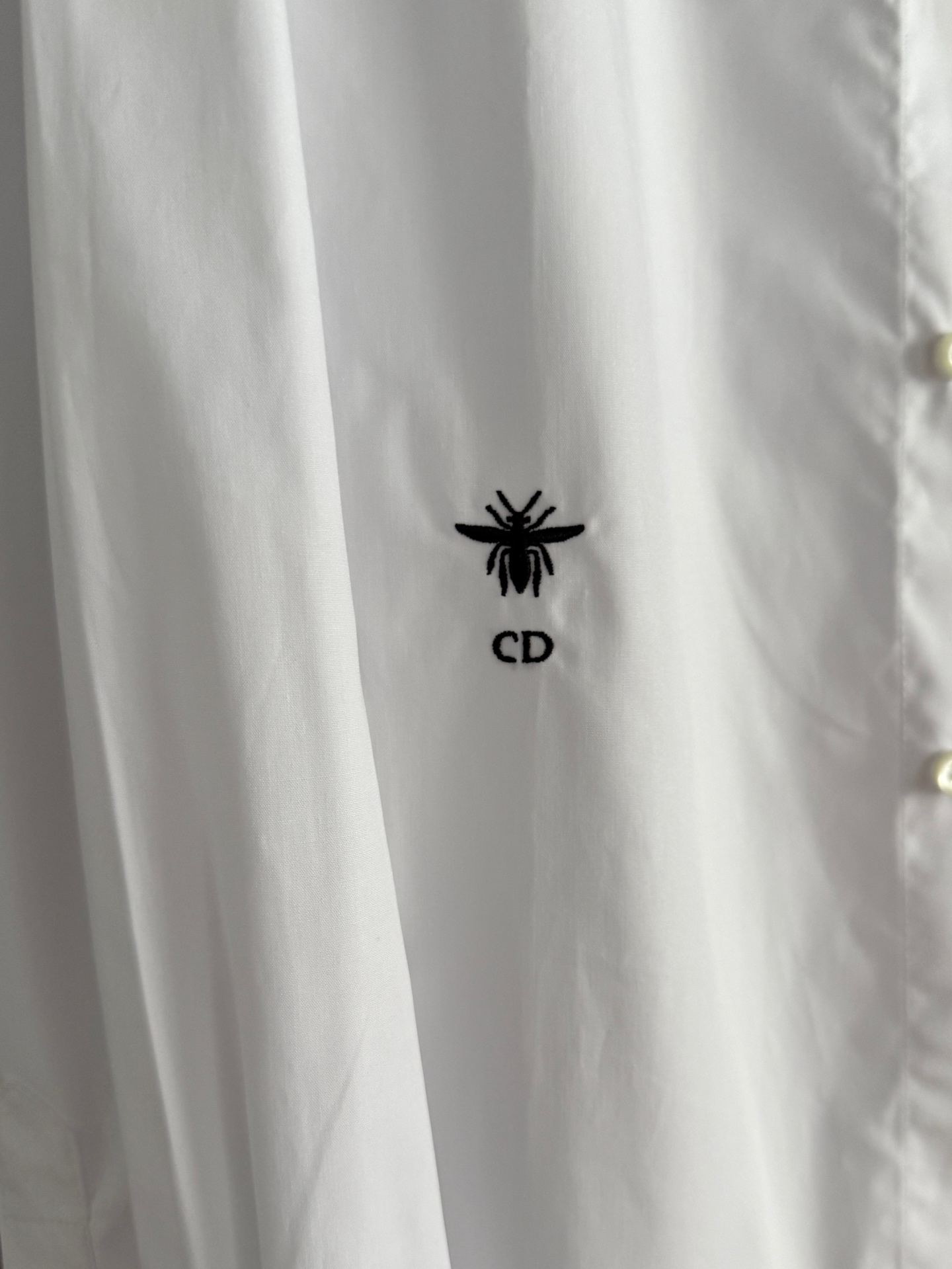 现货‼️‼️🛒款号8/低胸领白衬衫✨这个纽扣真的蛮特别，好像个小金豆子，一眼就被这纽扣吸引到，衬衫也是个