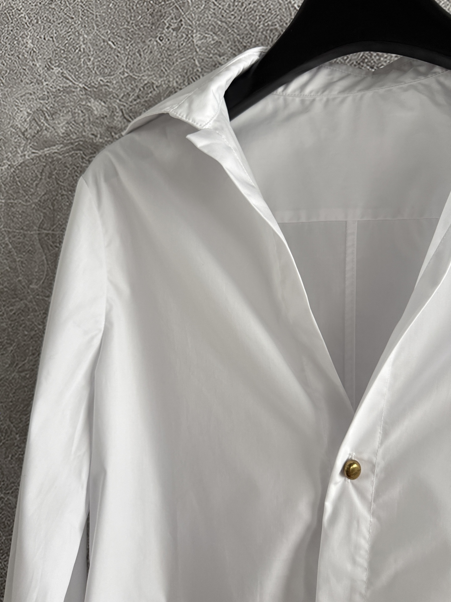 现货‼️‼️🛒款号8/低胸领白衬衫✨这个纽扣真的蛮特别，好像个小金豆子，一眼就被这纽扣吸引到，衬衫也是个