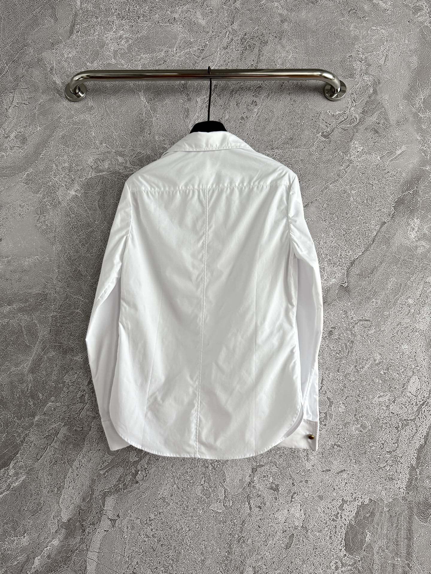 现货‼️‼️🛒款号8/低胸领白衬衫✨这个纽扣真的蛮特别，好像个小金豆子，一眼就被这纽扣吸引到，衬衫也是个