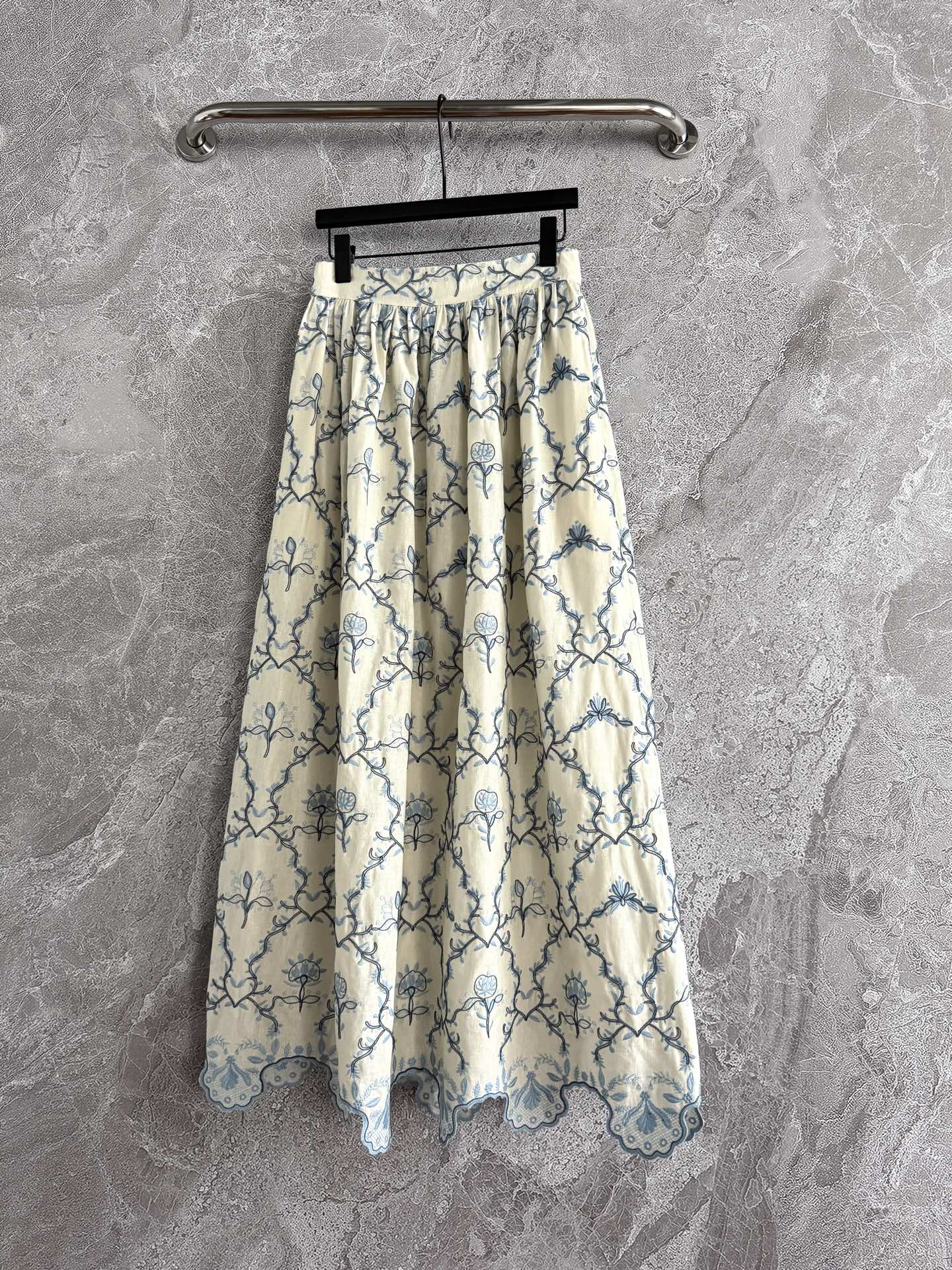 现货‼️‼️🛒款号/重工盘绣半裙✨全身好几种刺绣叠加，图案也是错错落落，凹凸有致，就更有灵气了，对于这种