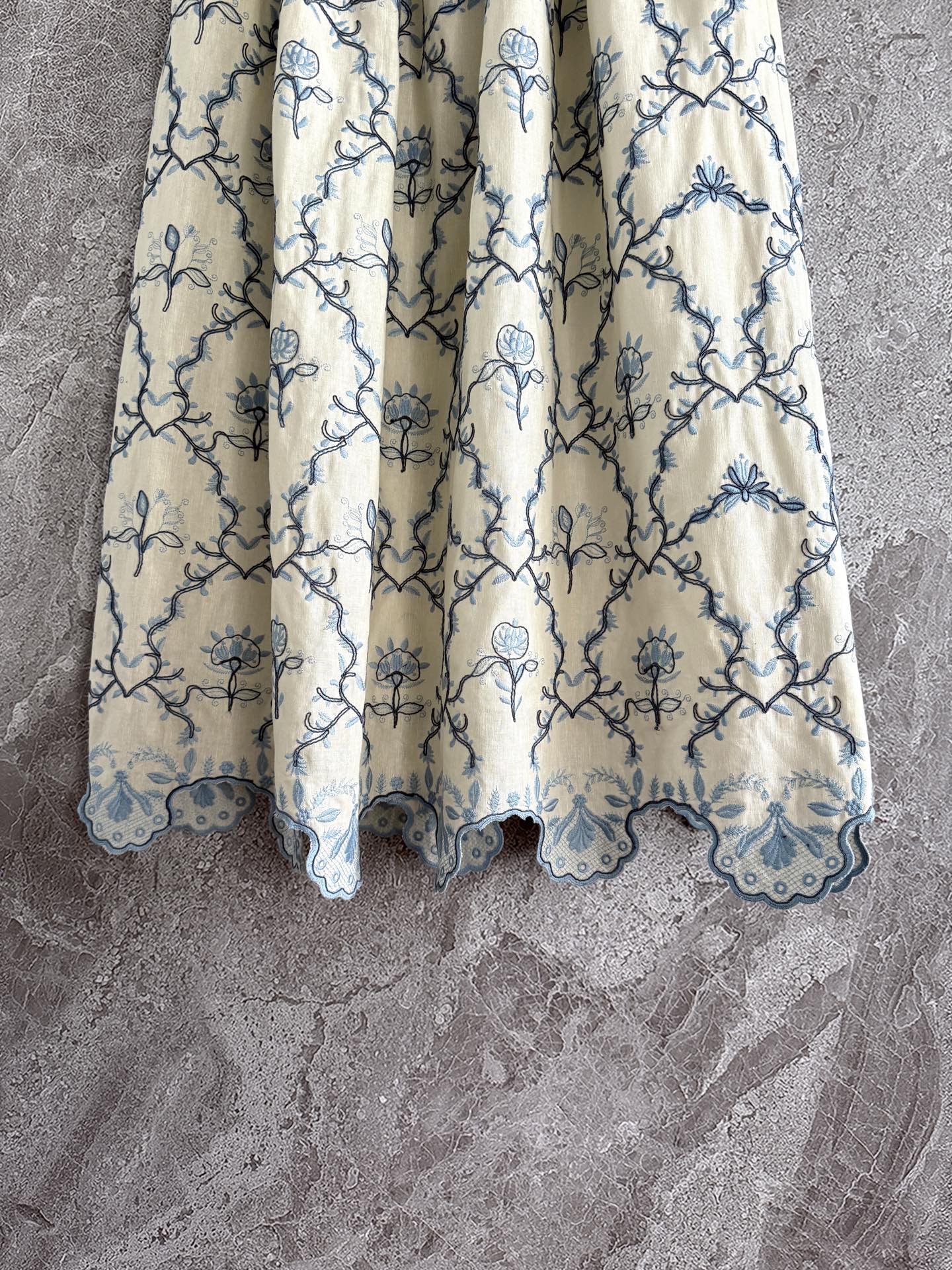 现货‼️‼️🛒款号/重工盘绣半裙✨全身好几种刺绣叠加，图案也是错错落落，凹凸有致，就更有灵气了，对于这种