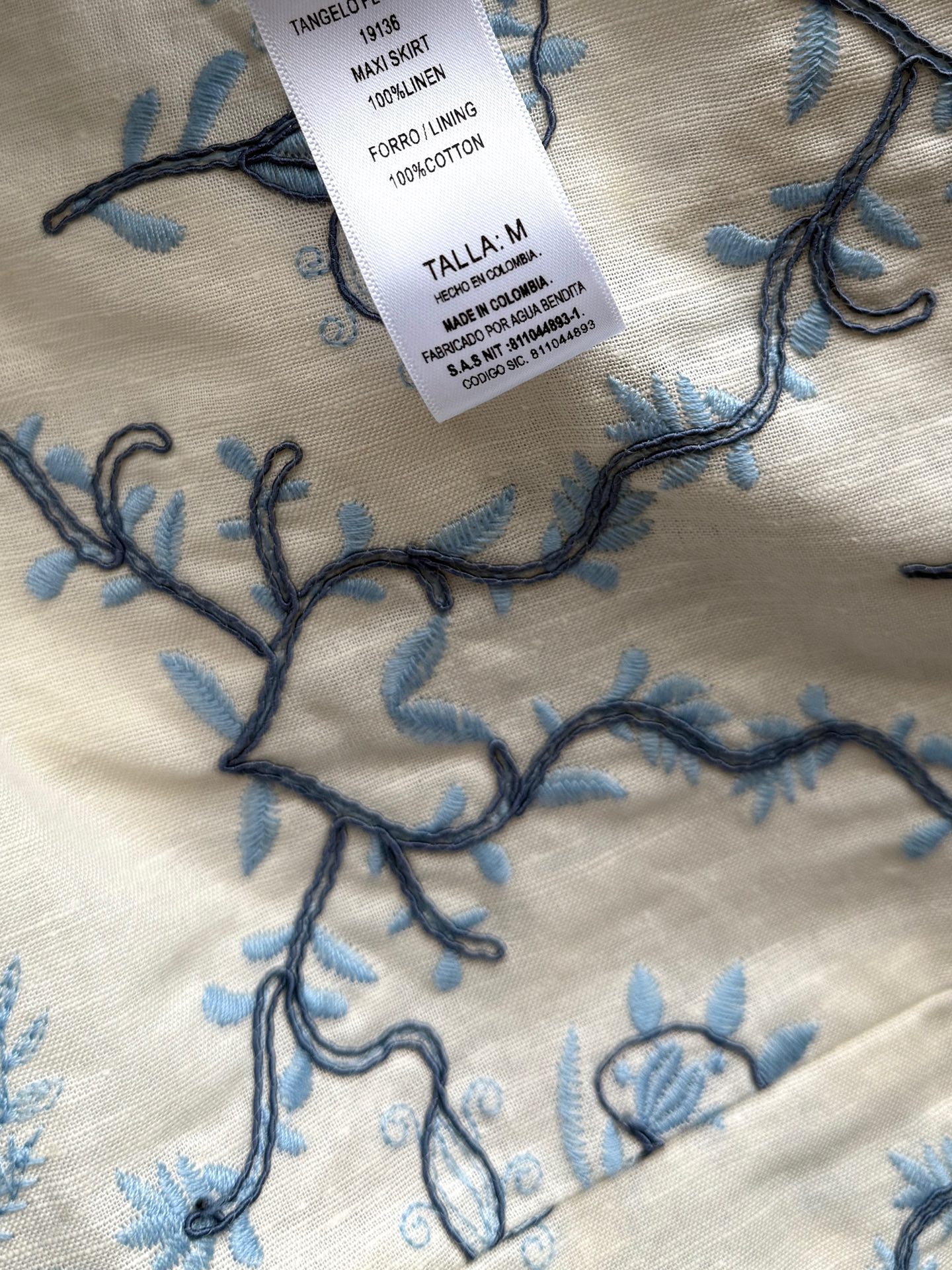 现货‼️‼️🛒款号/重工盘绣半裙✨全身好几种刺绣叠加，图案也是错错落落，凹凸有致，就更有灵气了，对于这种