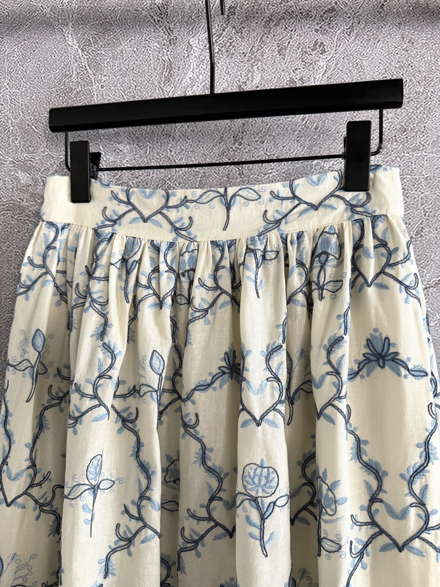 现货‼️‼️🛒款号/重工盘绣半裙✨全身好几种刺绣叠加，图案也是错错落落，凹凸有致，就更有灵气了，对于这种