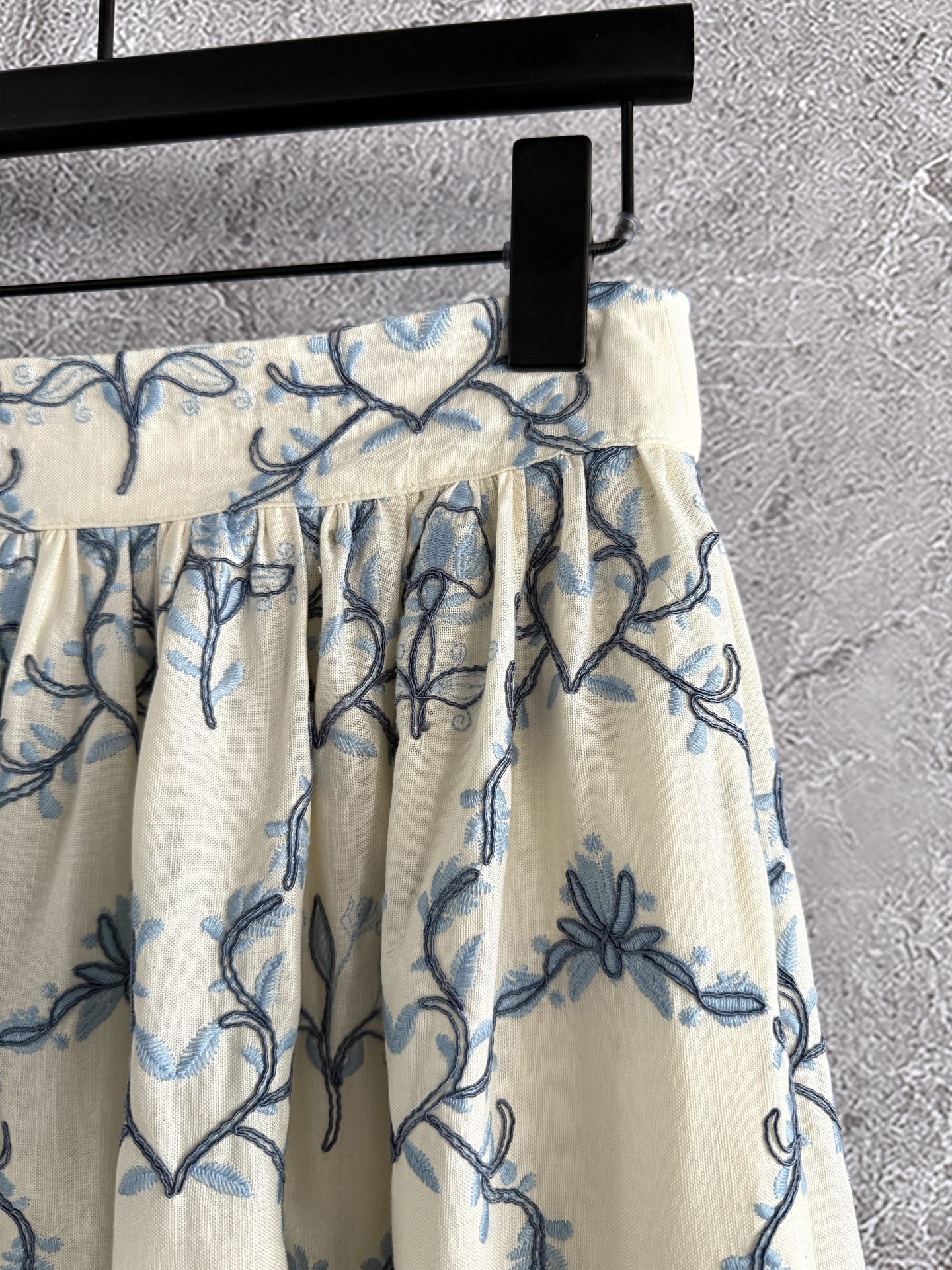 现货‼️‼️🛒款号/重工盘绣半裙✨全身好几种刺绣叠加，图案也是错错落落，凹凸有致，就更有灵气了，对于这种