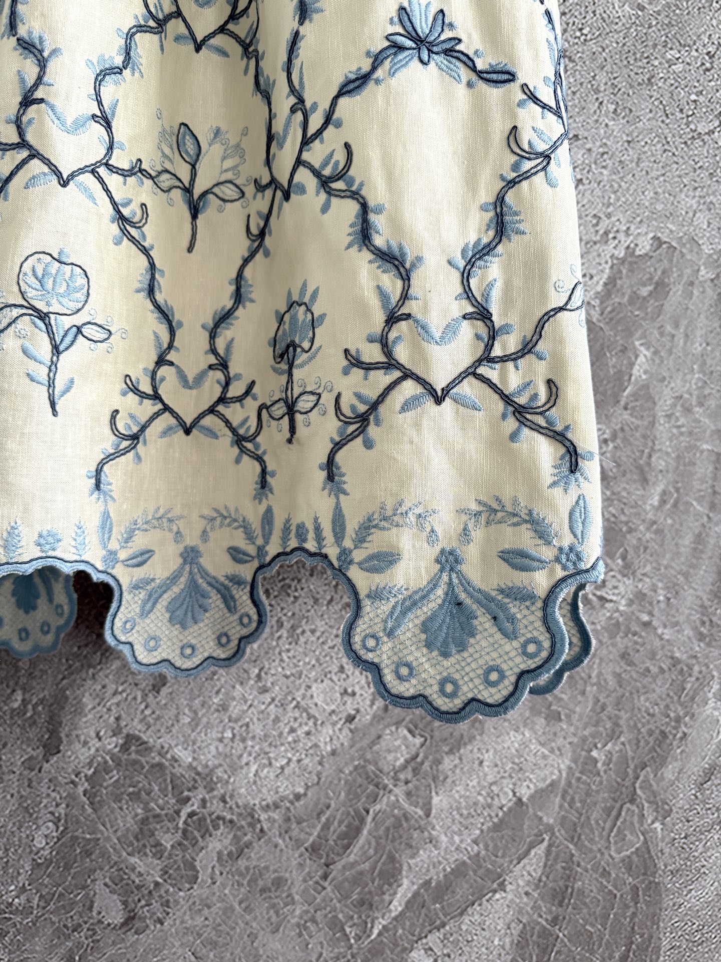 现货‼️‼️🛒款号/重工盘绣半裙✨全身好几种刺绣叠加，图案也是错错落落，凹凸有致，就更有灵气了，对于这种