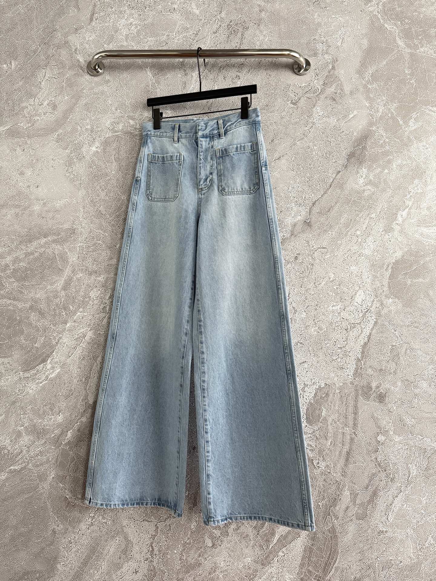 现货‼️‼️🛒/阔直筒牛仔裤✨很舒爽的颜色，版型真的很赞了，经典拿手版型，采用环保石磨洗水+手擦多重工艺