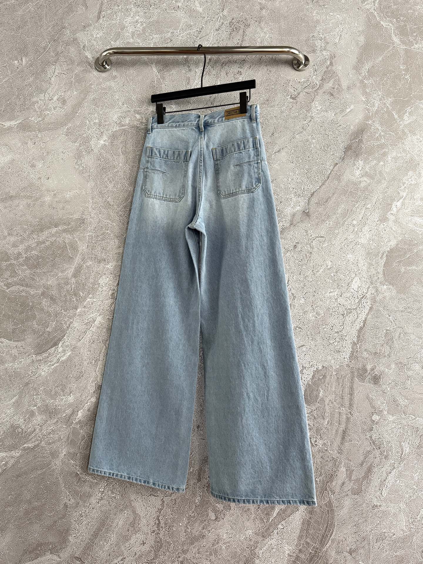 现货‼️‼️🛒/阔直筒牛仔裤✨很舒爽的颜色，版型真的很赞了，经典拿手版型，采用环保石磨洗水+手擦多重工艺