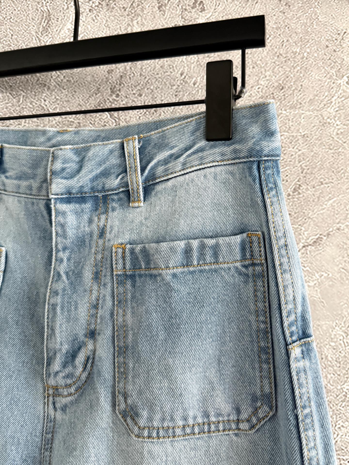 现货‼️‼️🛒/阔直筒牛仔裤✨很舒爽的颜色，版型真的很赞了，经典拿手版型，采用环保石磨洗水+手擦多重工艺