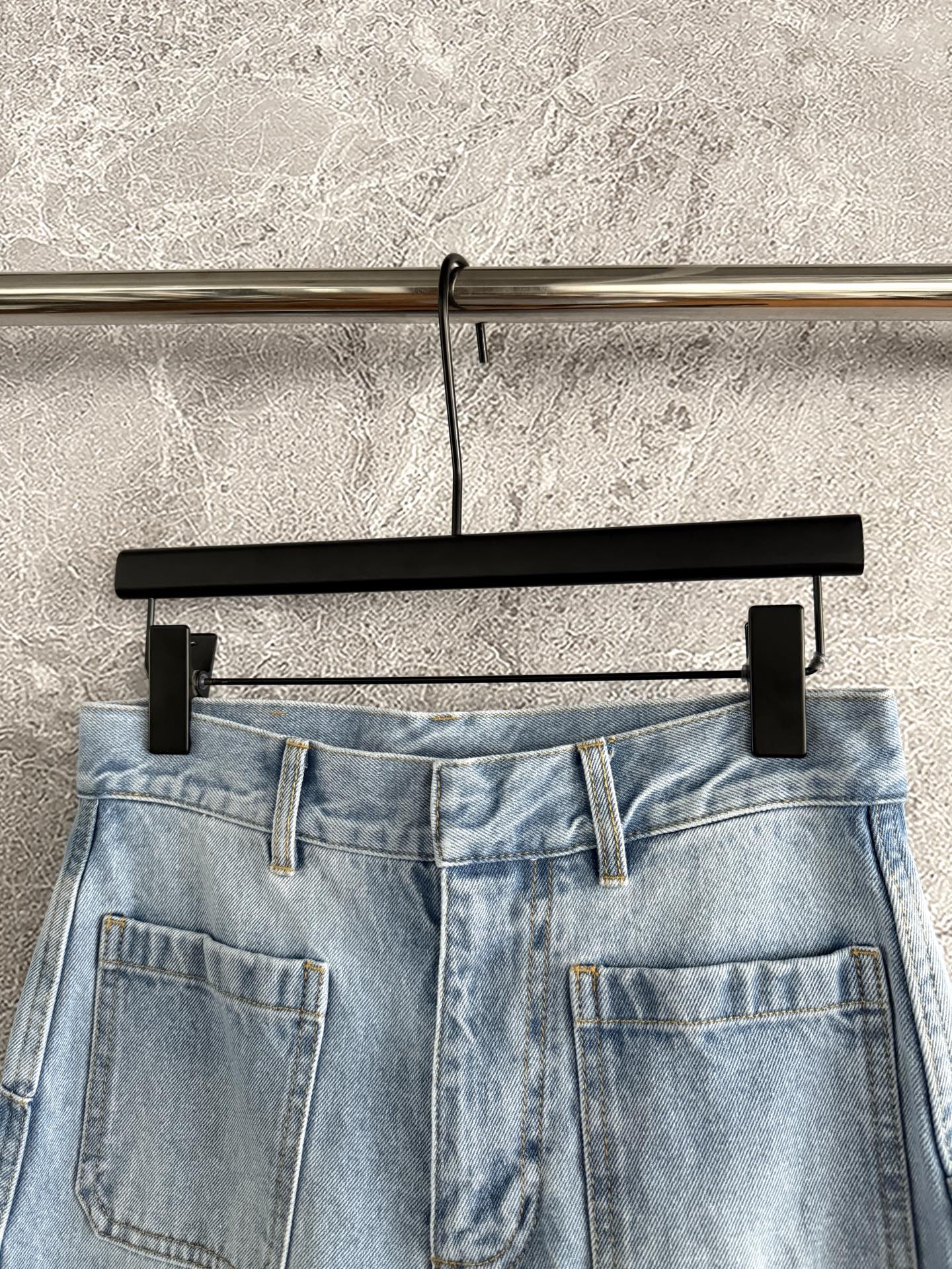 现货‼️‼️🛒/阔直筒牛仔裤✨很舒爽的颜色，版型真的很赞了，经典拿手版型，采用环保石磨洗水+手擦多重工艺