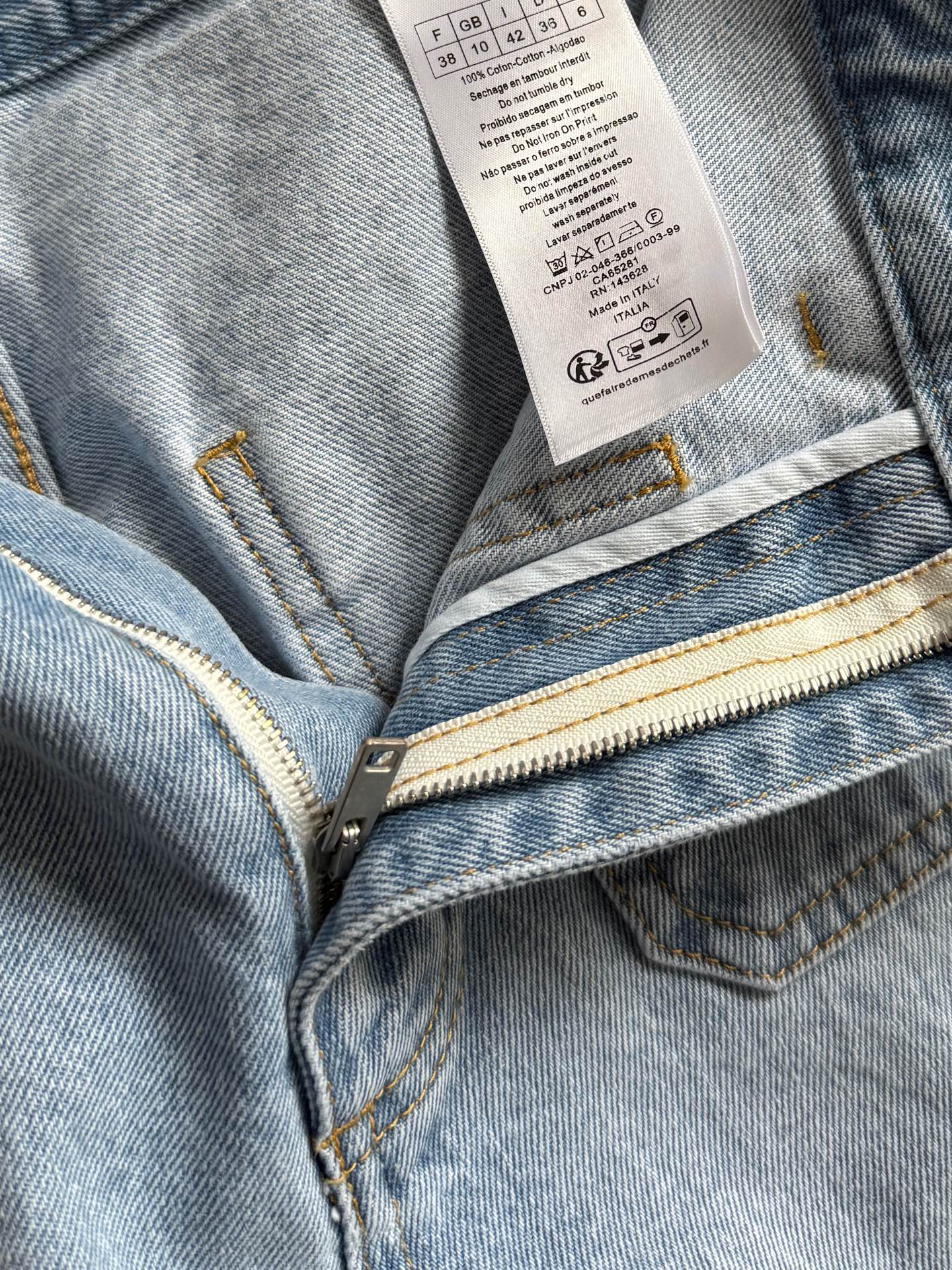 现货‼️‼️🛒/阔直筒牛仔裤✨很舒爽的颜色，版型真的很赞了，经典拿手版型，采用环保石磨洗水+手擦多重工艺