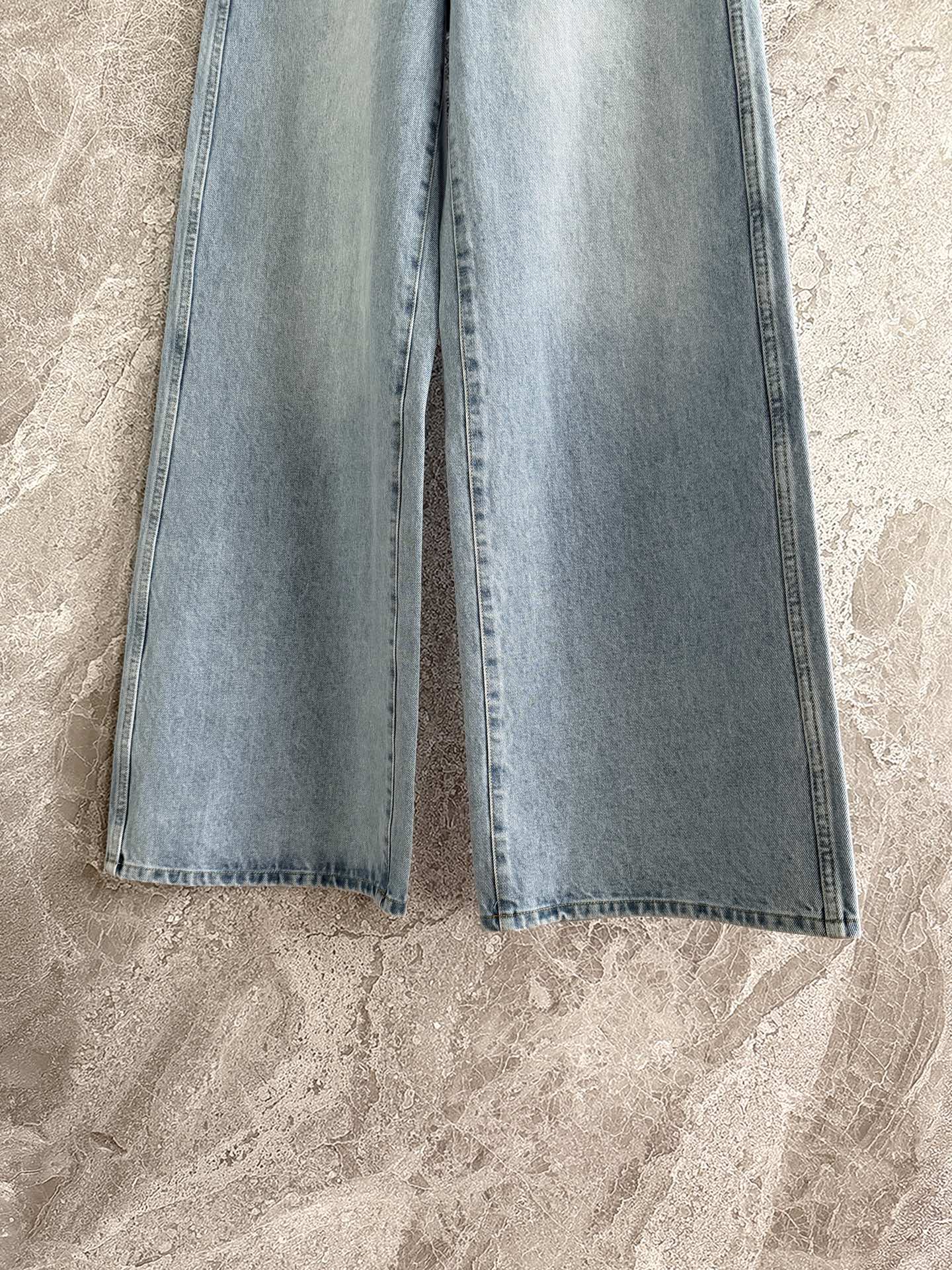 现货‼️‼️🛒/阔直筒牛仔裤✨很舒爽的颜色，版型真的很赞了，经典拿手版型，采用环保石磨洗水+手擦多重工艺