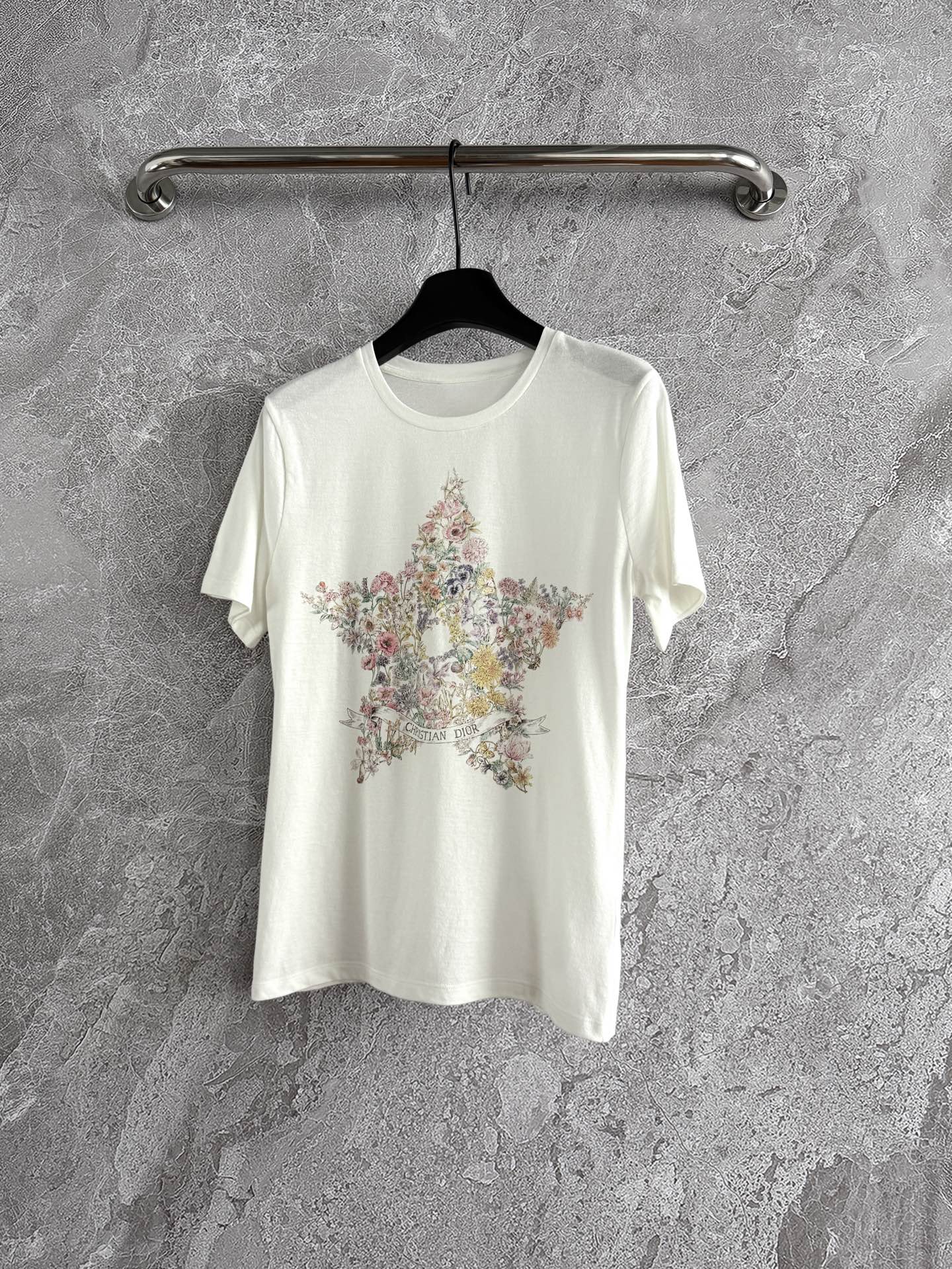 现货‼️‼️/幸运星t恤✨亚麻+棉质混纺平纹针织面料，以多色花朵配色演绎幸运星印花，看似简单的花色调整多