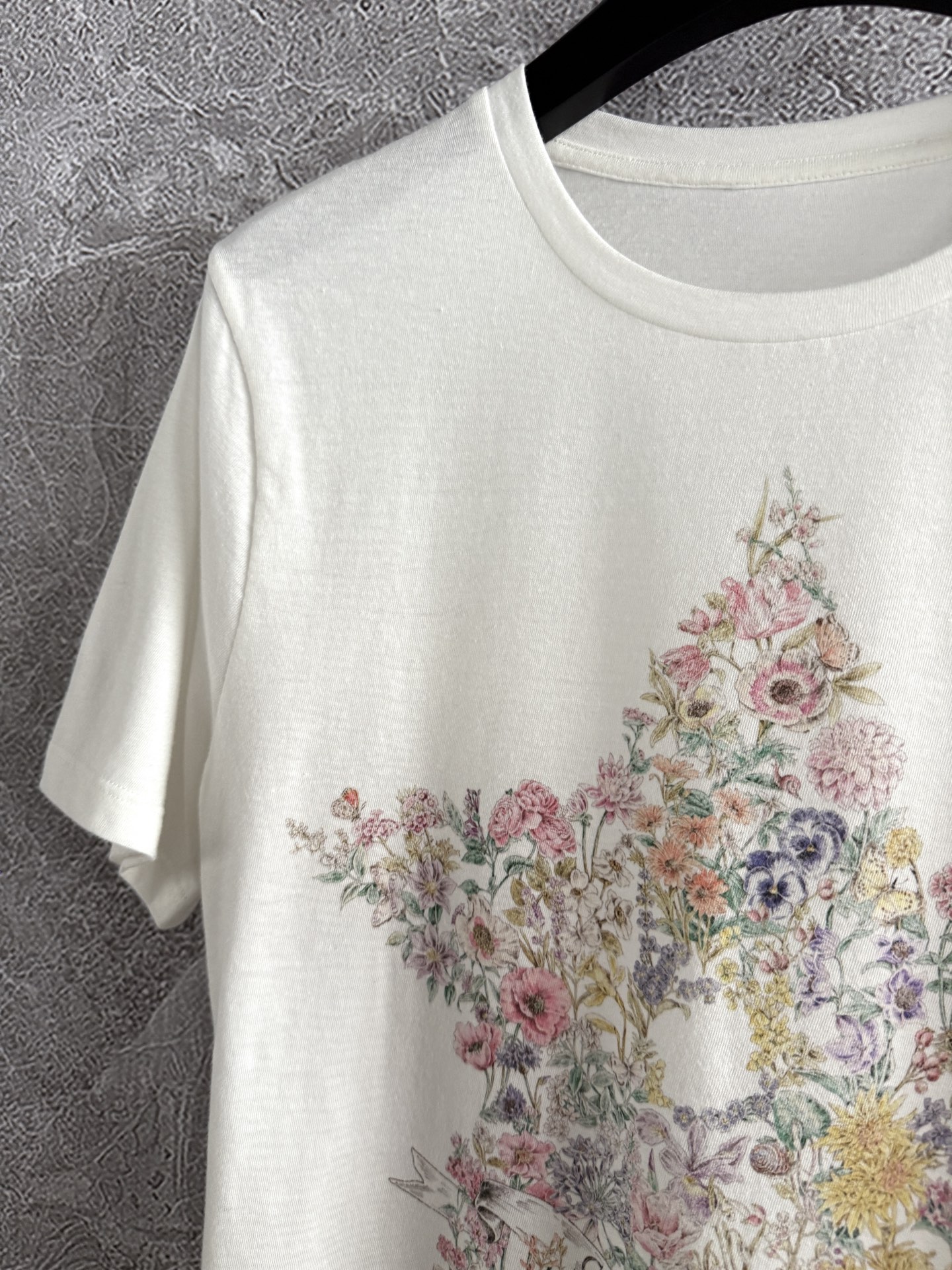 现货‼️‼️/幸运星t恤✨亚麻+棉质混纺平纹针织面料，以多色花朵配色演绎幸运星印花，看似简单的花色调整多