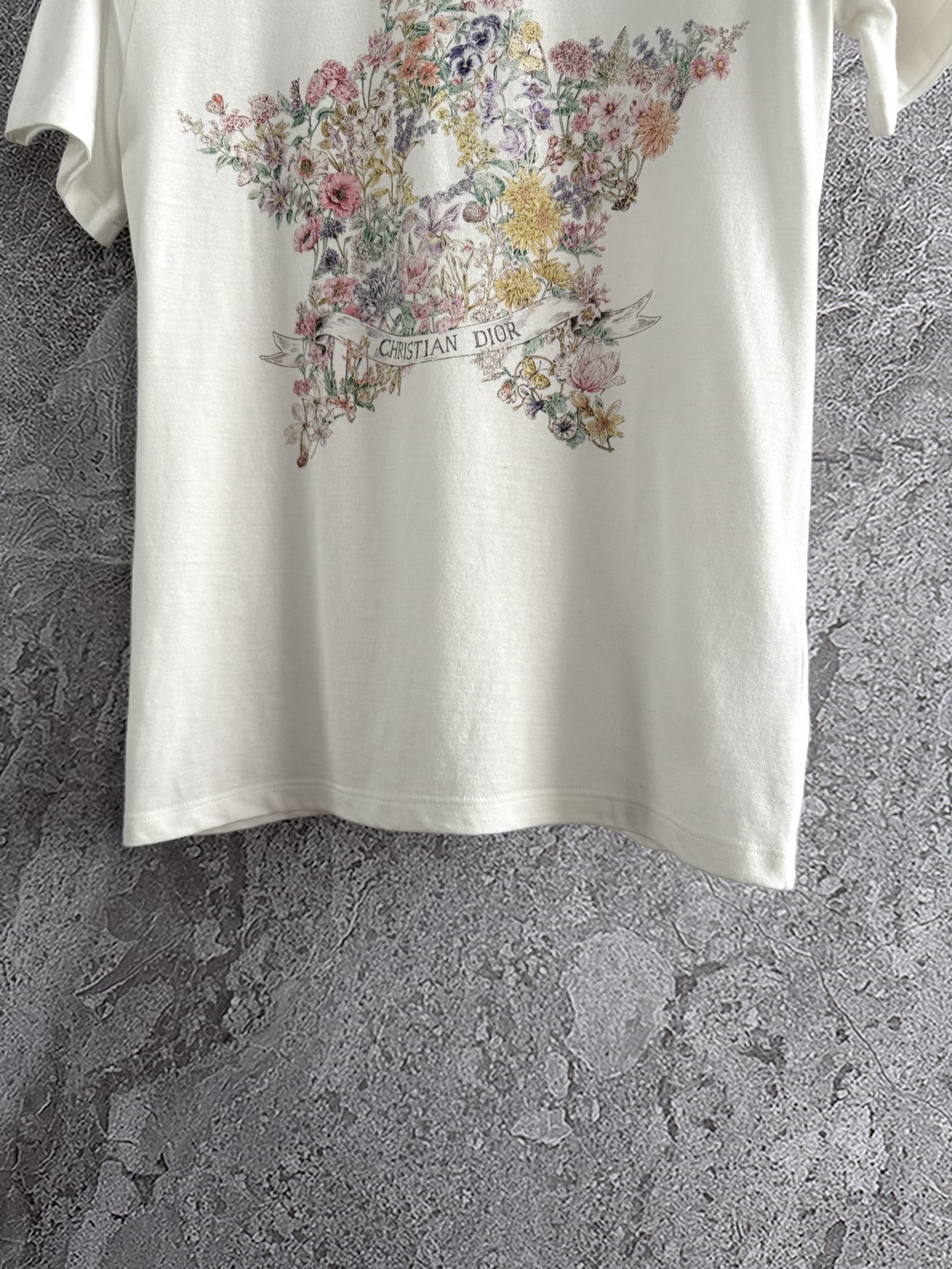 现货‼️‼️/幸运星t恤✨亚麻+棉质混纺平纹针织面料，以多色花朵配色演绎幸运星印花，看似简单的花色调整多