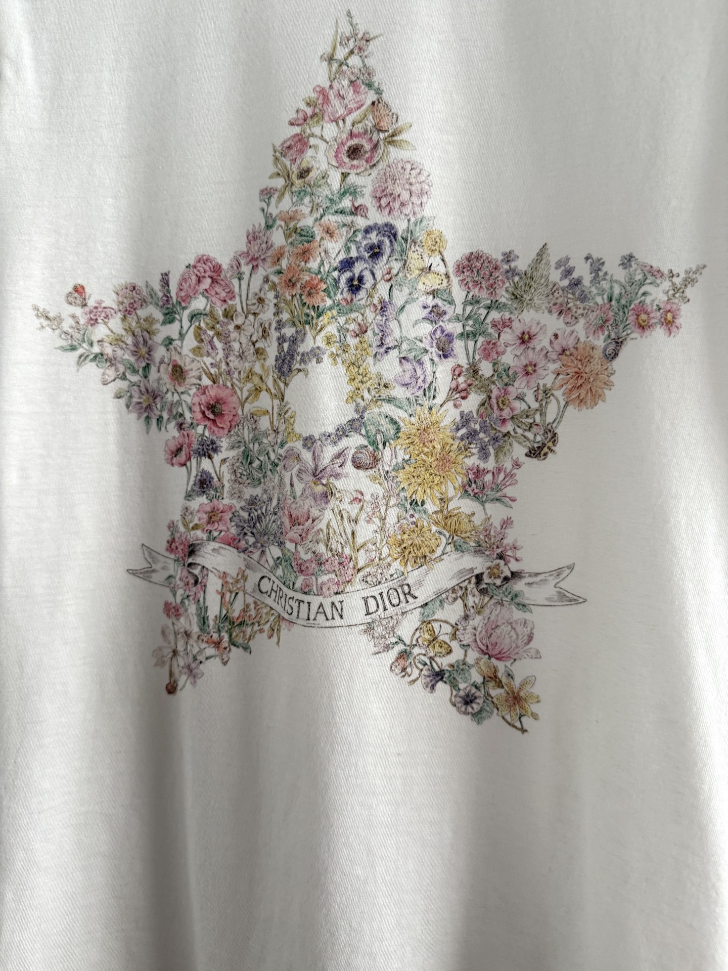 现货‼️‼️/幸运星t恤✨亚麻+棉质混纺平纹针织面料，以多色花朵配色演绎幸运星印花，看似简单的花色调整多