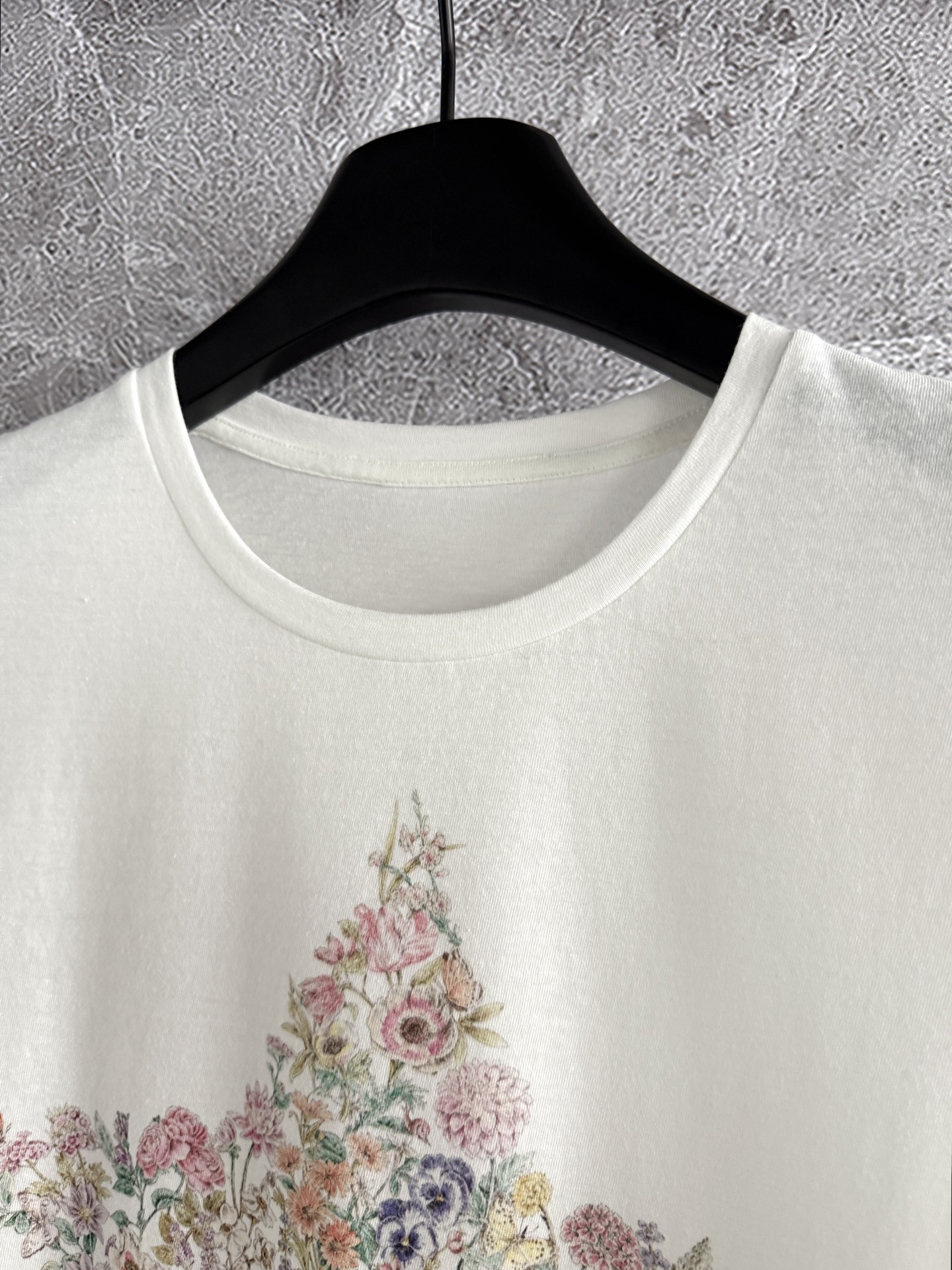 现货‼️‼️/幸运星t恤✨亚麻+棉质混纺平纹针织面料，以多色花朵配色演绎幸运星印花，看似简单的花色调整多