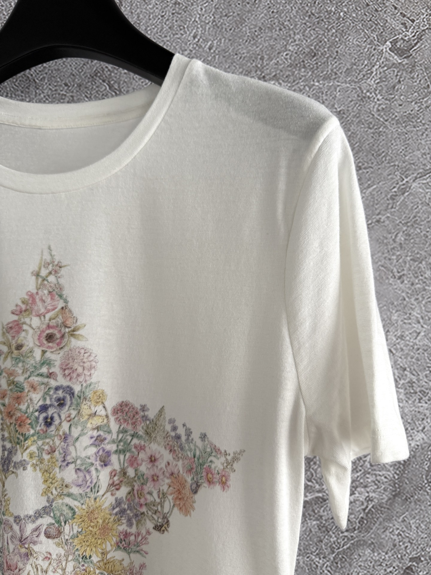 现货‼️‼️/幸运星t恤✨亚麻+棉质混纺平纹针织面料，以多色花朵配色演绎幸运星印花，看似简单的花色调整多