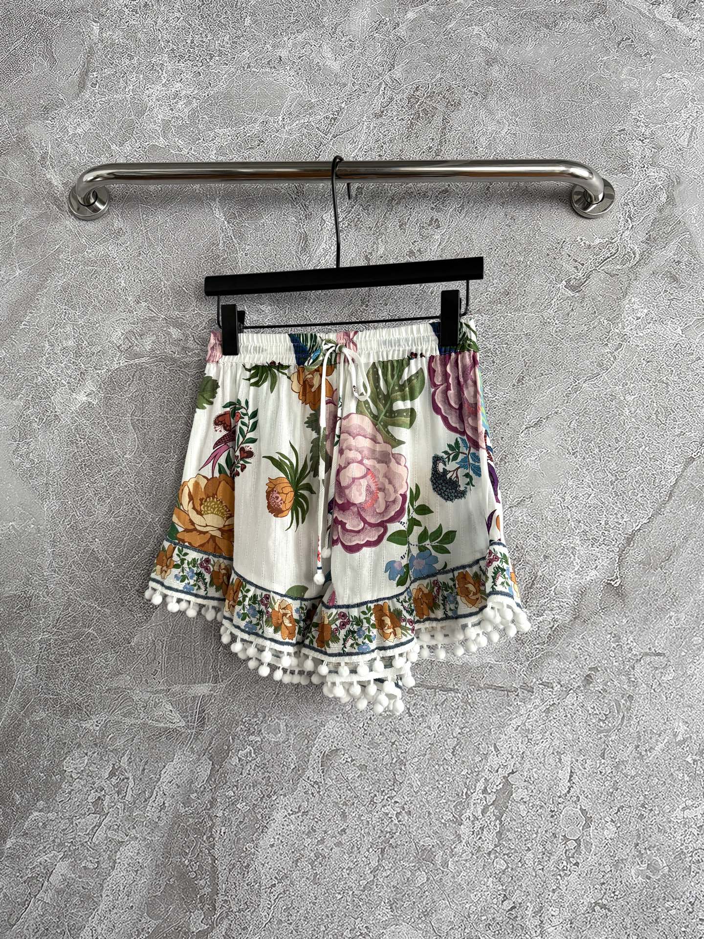 现货‼️‼️/毛球结饰短裤✨明媚花卉印花，裤腿一圈还接了一层定位花，有些细节哪怕不被察觉，本身也有它的意