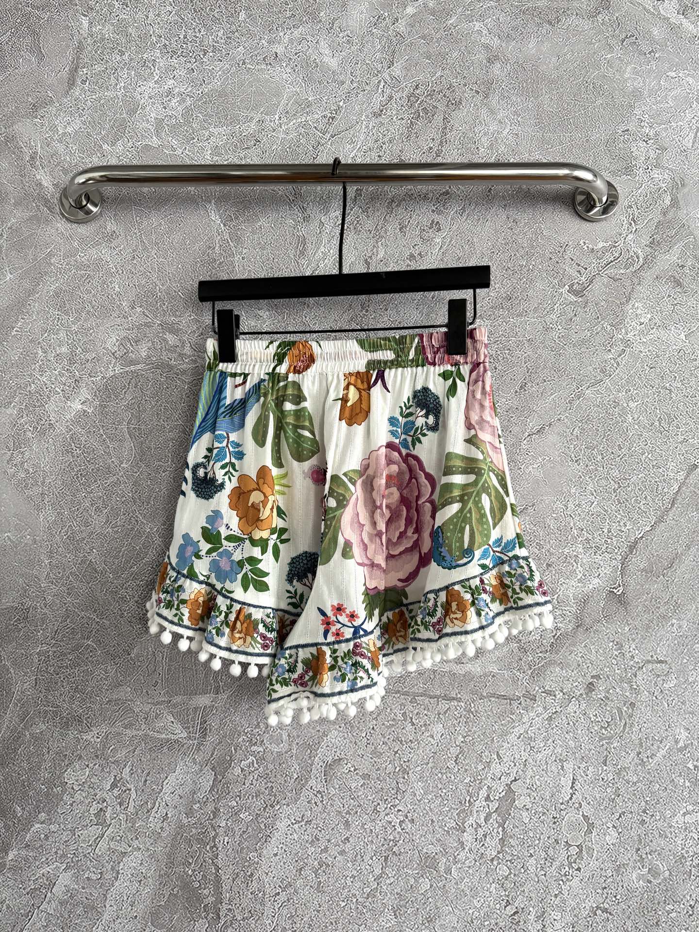现货‼️‼️/毛球结饰短裤✨明媚花卉印花，裤腿一圈还接了一层定位花，有些细节哪怕不被察觉，本身也有它的意