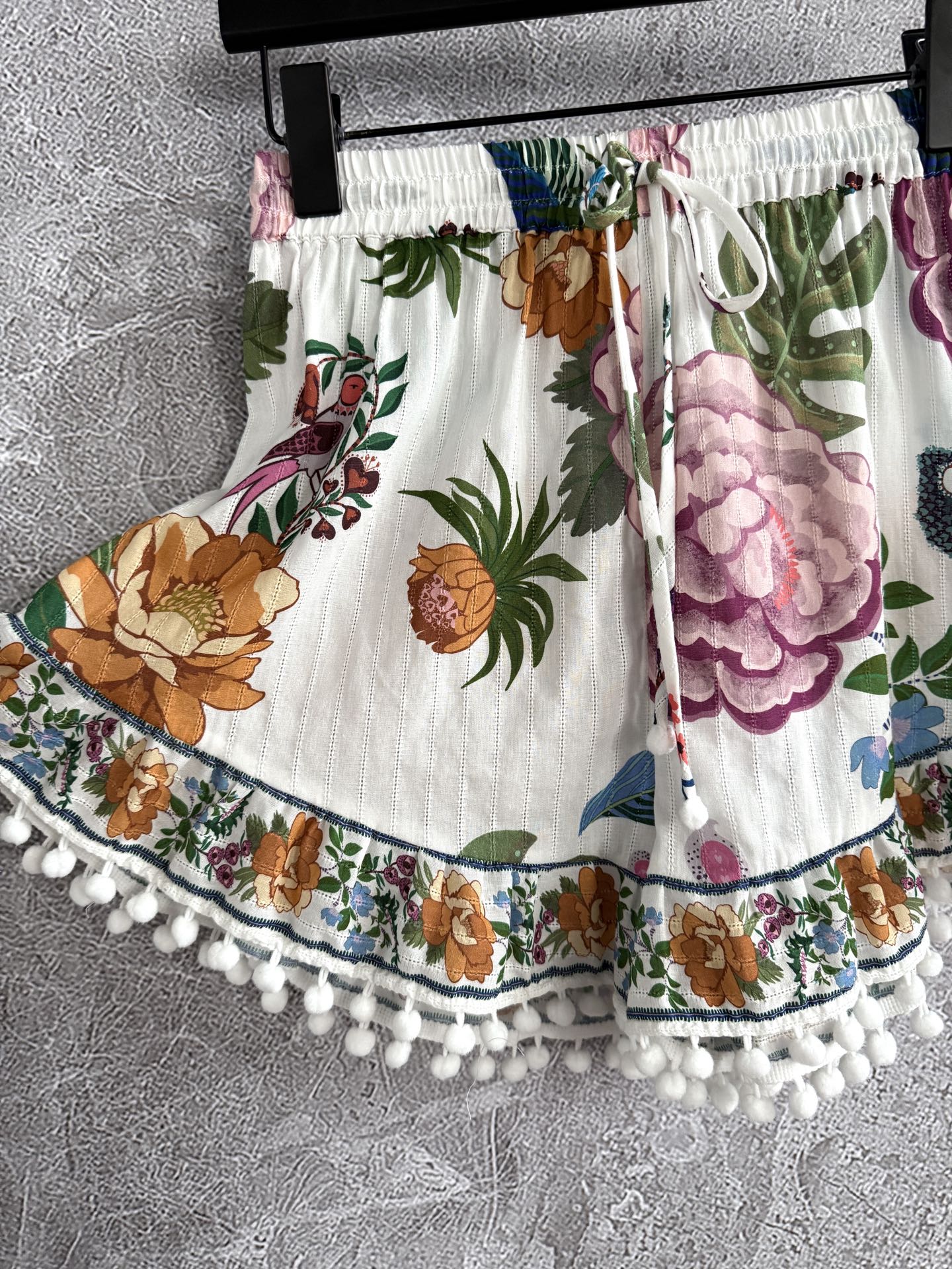 现货‼️‼️/毛球结饰短裤✨明媚花卉印花，裤腿一圈还接了一层定位花，有些细节哪怕不被察觉，本身也有它的意