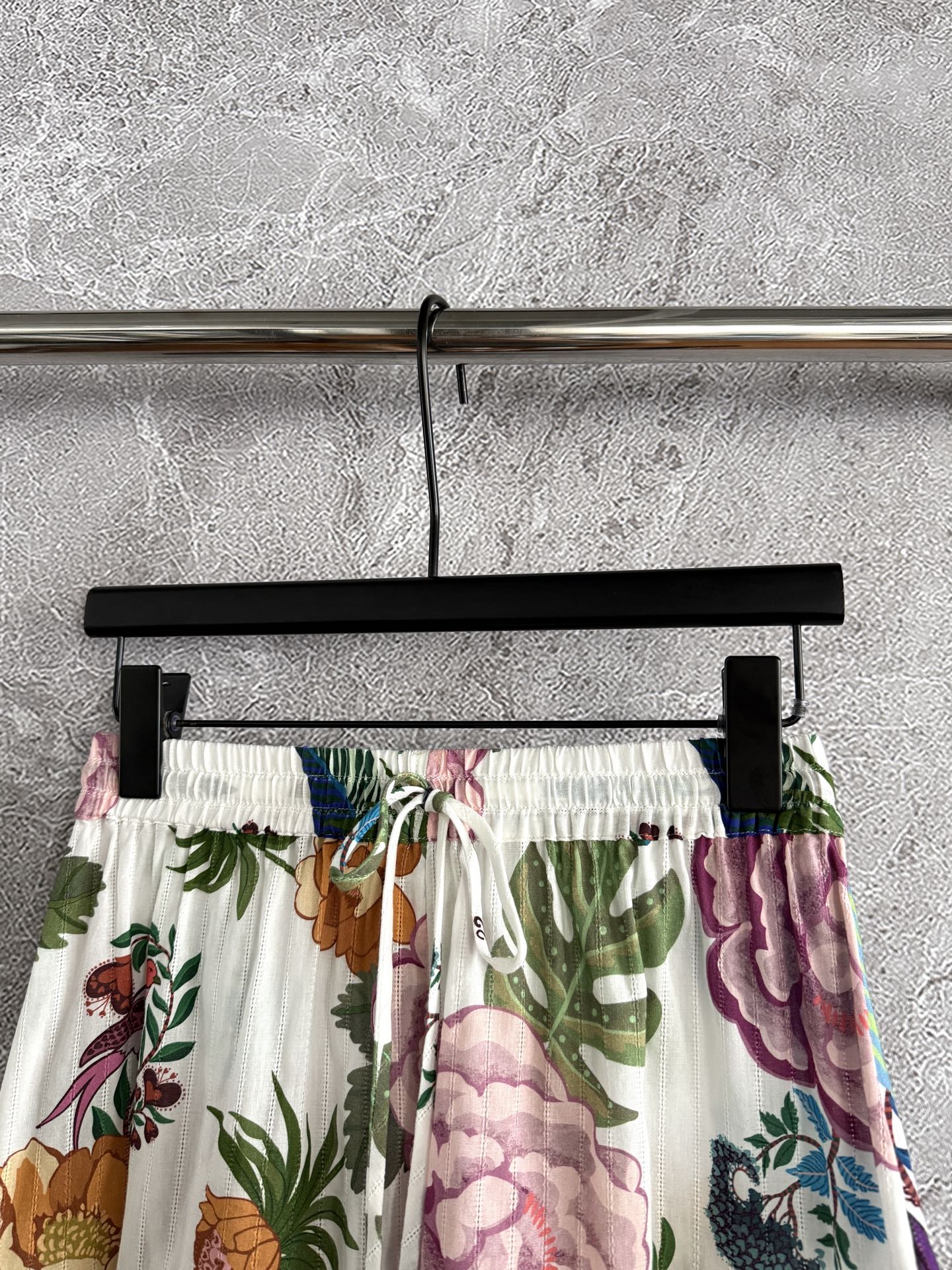 现货‼️‼️/毛球结饰短裤✨明媚花卉印花，裤腿一圈还接了一层定位花，有些细节哪怕不被察觉，本身也有它的意